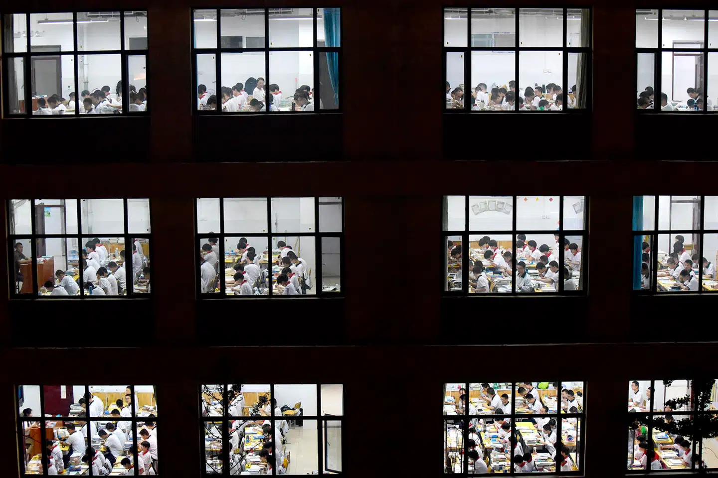 Elever på en skole i Handan i Hebei-provinsen tager her deres eksamen. En skole i samme by er nu centrum for en uhyggelig drabssag.