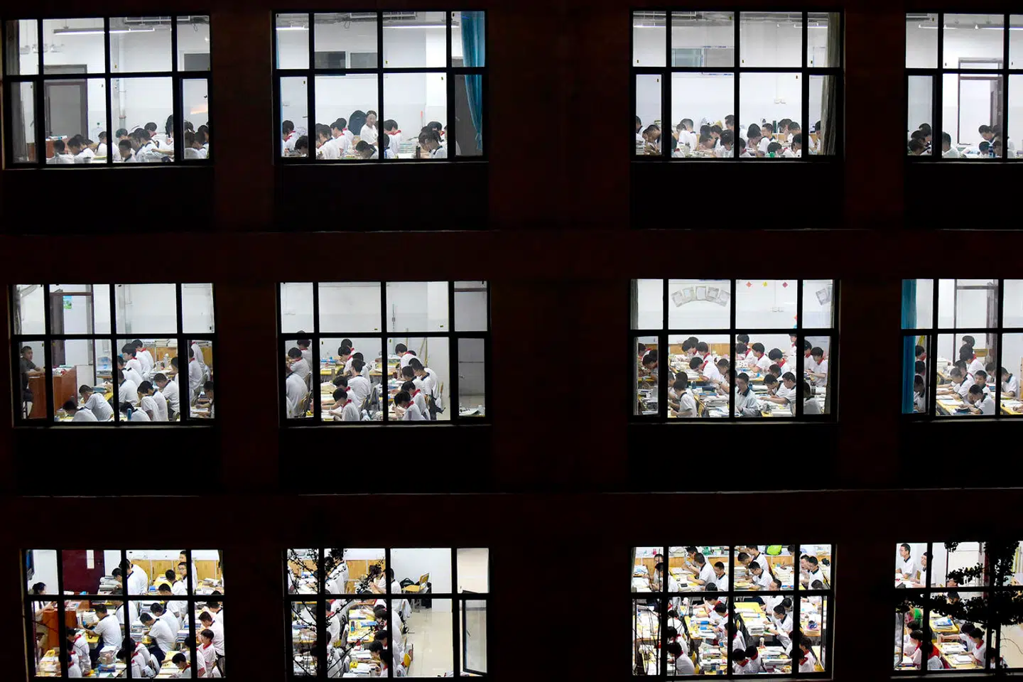 Elever på en skole i Handan i Hebei-provinsen tager her deres eksamen. En skole i samme by er nu centrum for en uhyggelig drabssag.