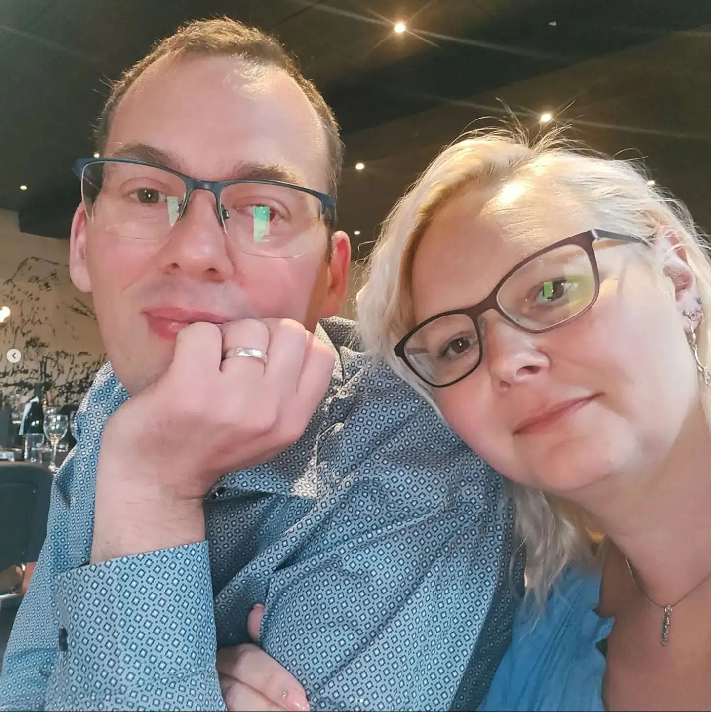 I dagene efter drabet tog de to par på Comwell, og Maibrit Wessel Busk Sørensen lagde i den forbindelse flere videoer og billeder på sociale medier. Her ses hun med sin - snart tidligere - ægtemand Mathias Wessel Busk Sørensen.