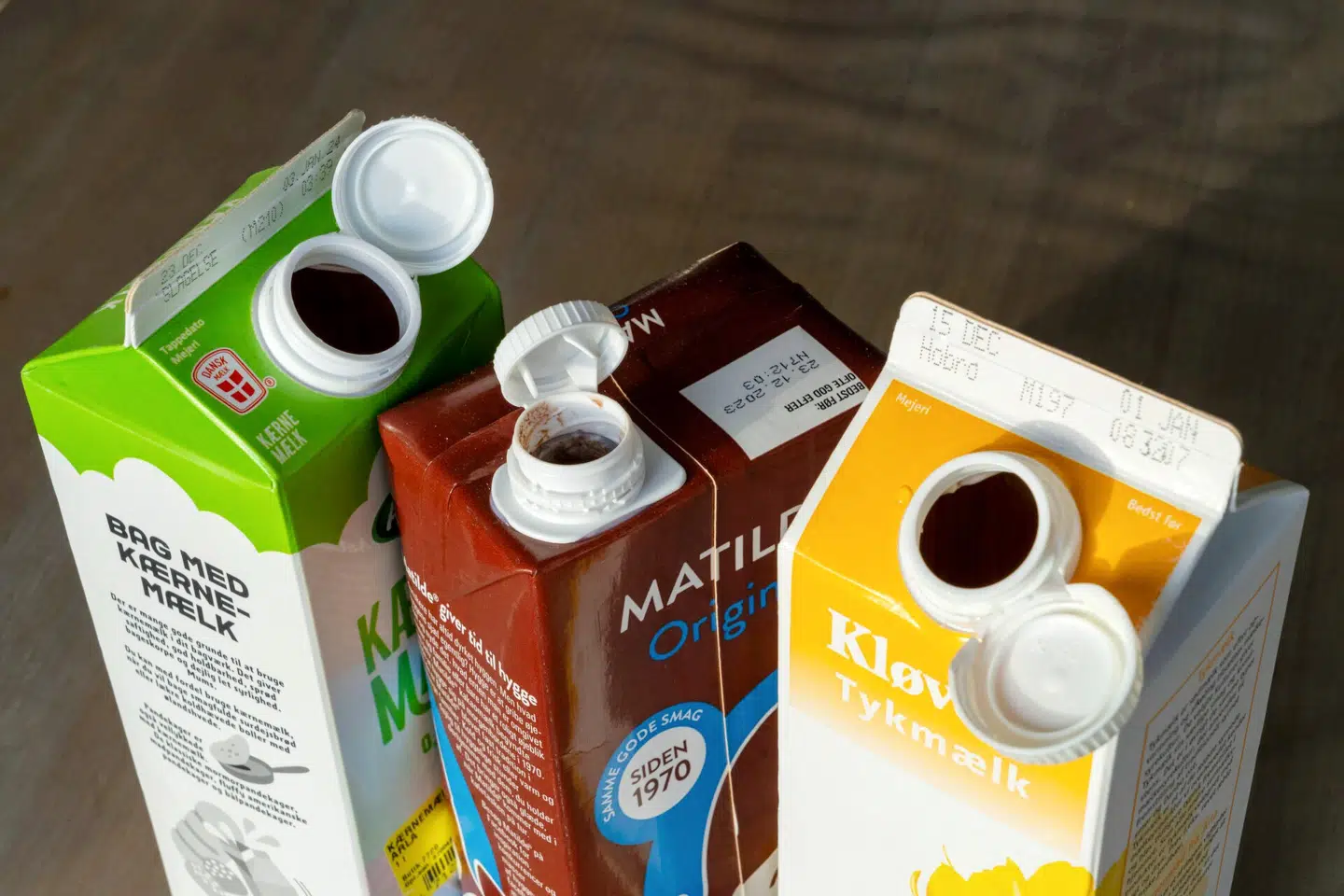 De nye, bøvlede skruelåg skal sørge for, at låget forbliver på beholderen. Foto: Søren Breiting, Biofoto, Scanpix.