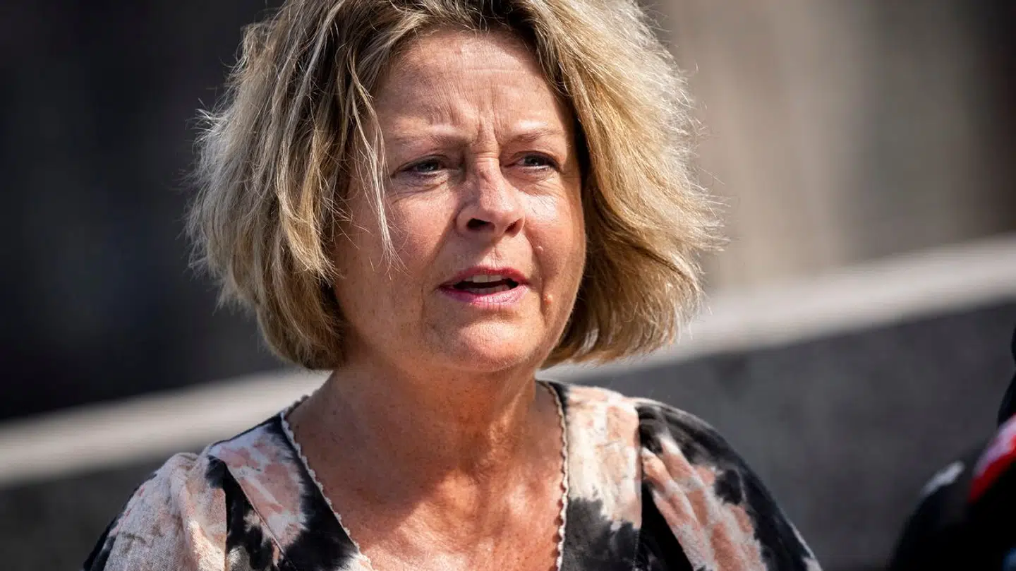 Moderaternes spidskandidat til Europa-Parlamentsvalget Stine Bosse strækker i land.