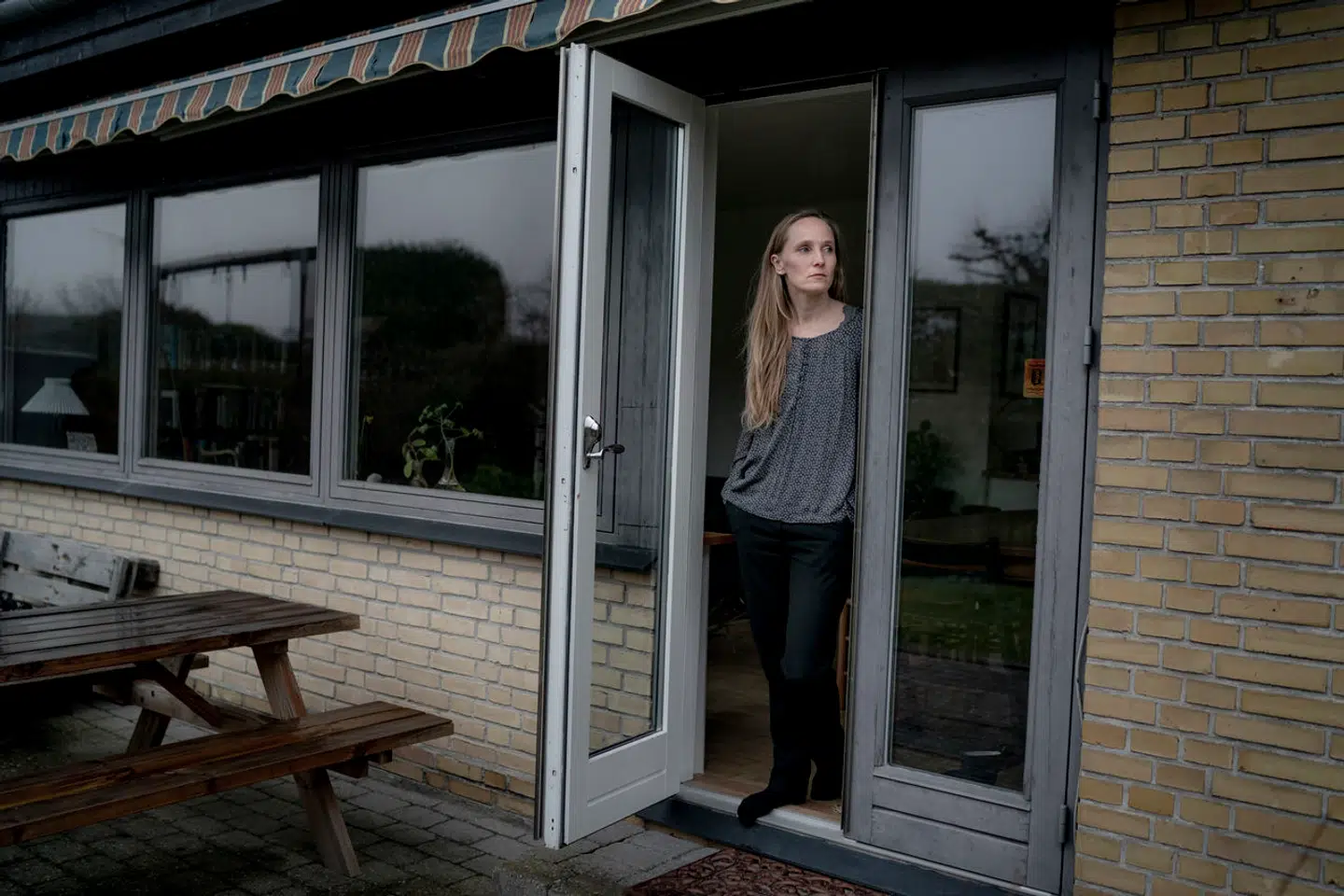 Mette Damgaard og hendes familie er støjplaget nabo til stor motorvej i hovedstadsområdet. Hun kan kun komme på to årsager til, at politikerne vil tillade markant flere lastbiler på vejene i fremtiden. Og ingen af dem er flatterende.