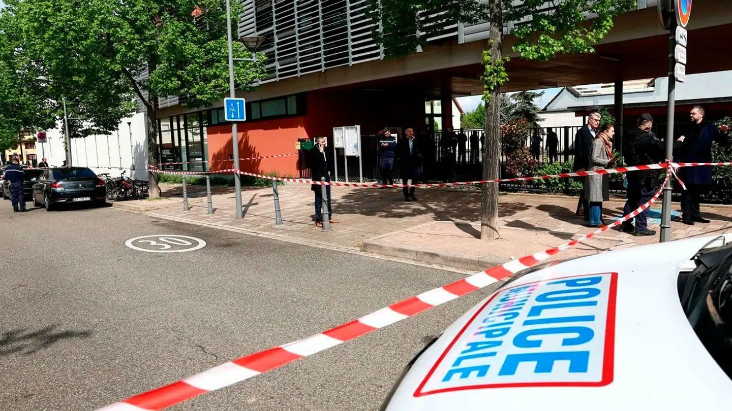 Politiet var talstærkt til stede, dato piger blev stukket ned ved en fransk skole torsdag.