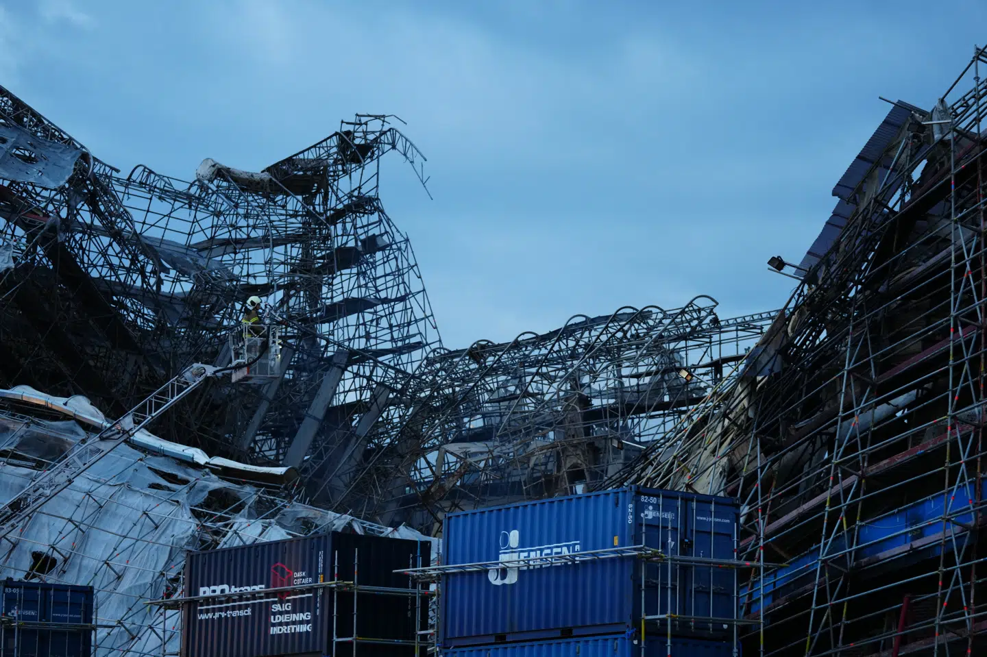 Indsatsleder Tim Ole Simonsen og beredskabsdirektør Jakob Vedsted Andersen ved Hovedstadens Beredskab har torsdag aften holdt en pressebriefing om situationen ved Børsen.
