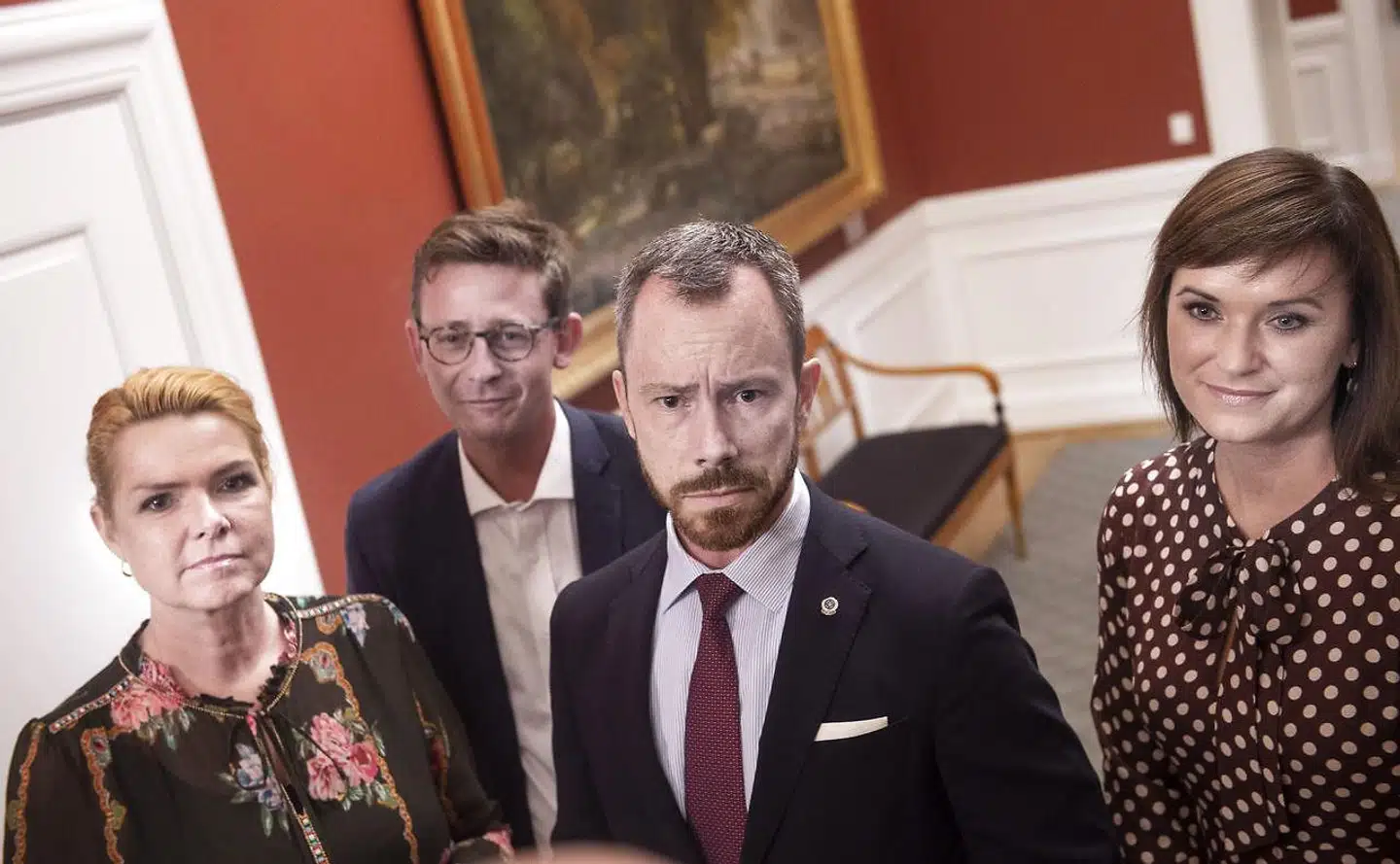 Jakob Ellemann-Jensen tager som nyslået formand og nu også gruppeformand et fast greb om magten. »Det handler om at sikre, at jeg har fingrene solidt i jorden,« sagde han efter gruppemødet. Her ses han sammen med den øvrige grupppledelse bestående af Inger Støjberg, Karsten Lauritzen og Sophie Løhde.