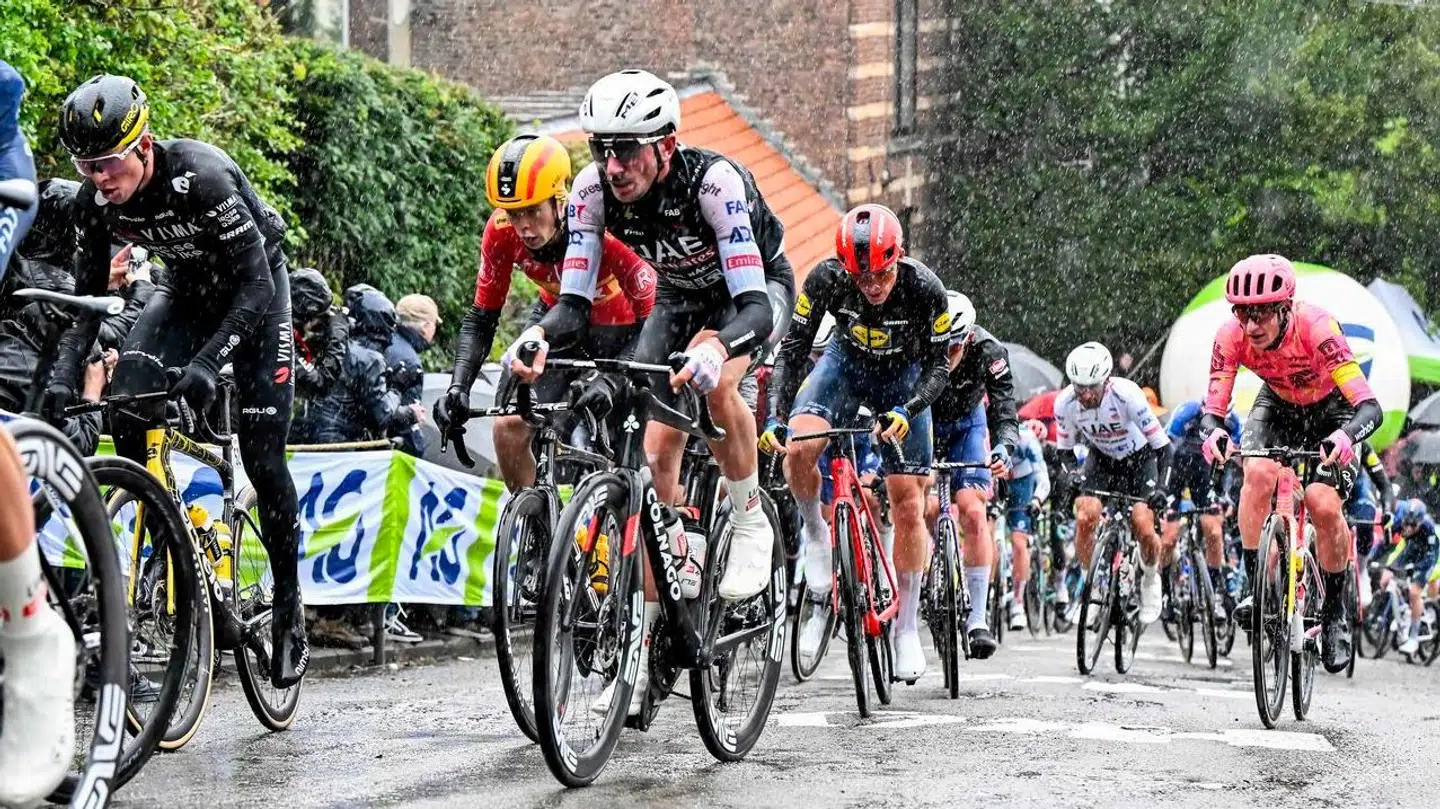 Undervejs i Flèche Wallonne måtte rytterne kæmpe med ekstreme vejrforhold.
