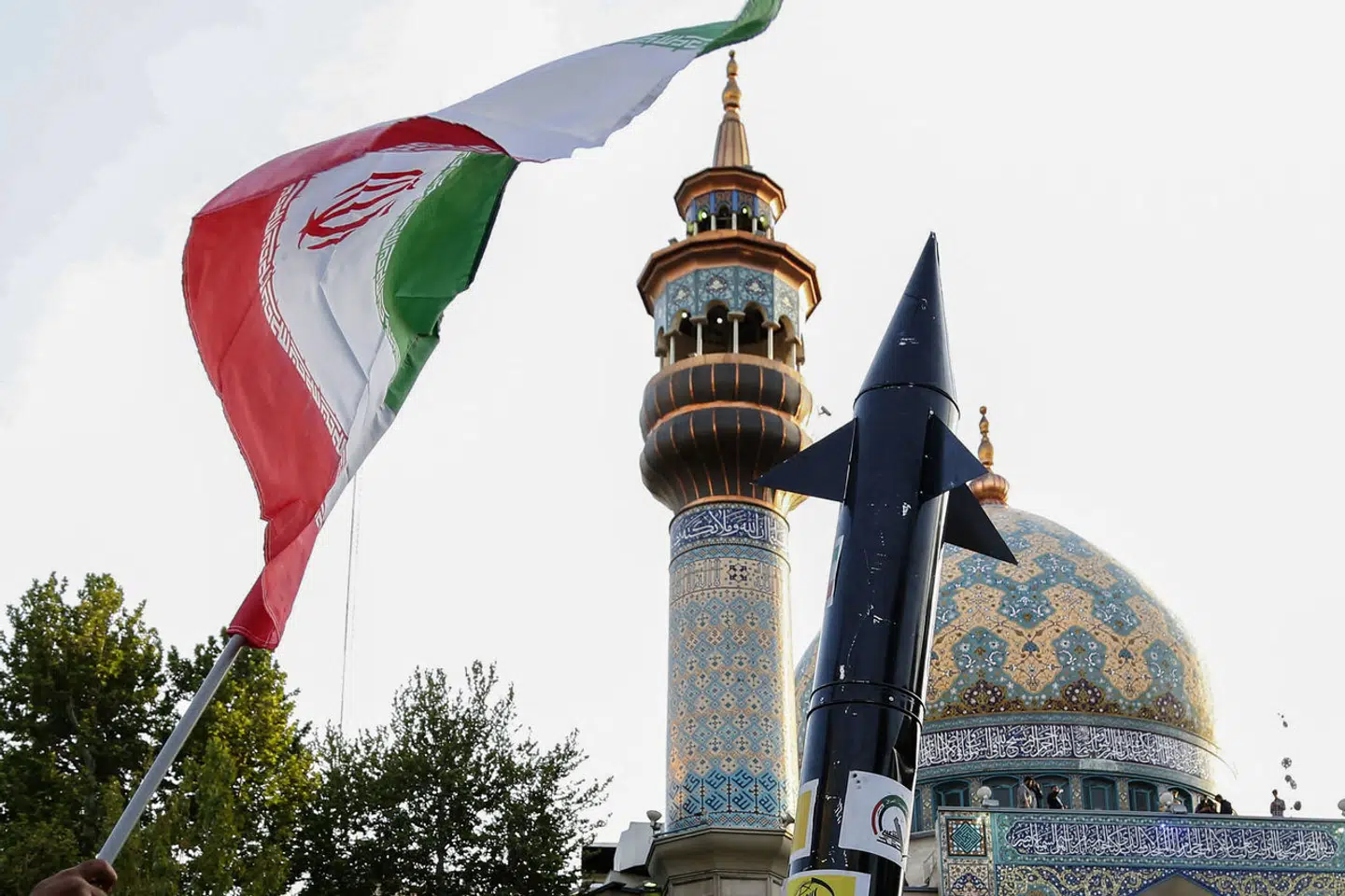 Eksplosioner er hørt nær en militærbase i Isfahan i Iran.