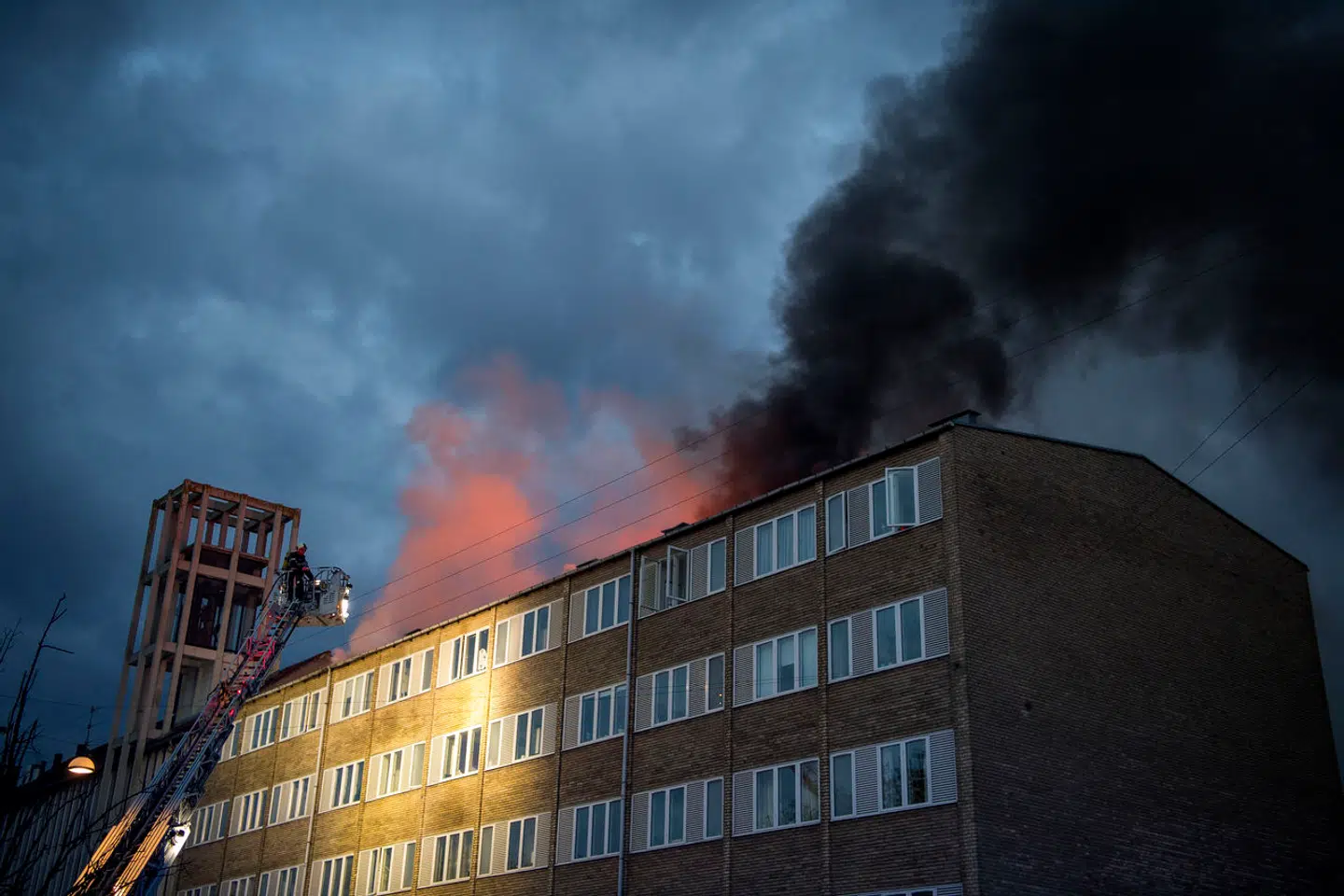 Her ses kirketårnet på Tagensbo Kirke (tv.), der er sammenhængende med den boligblok, der var brand i.