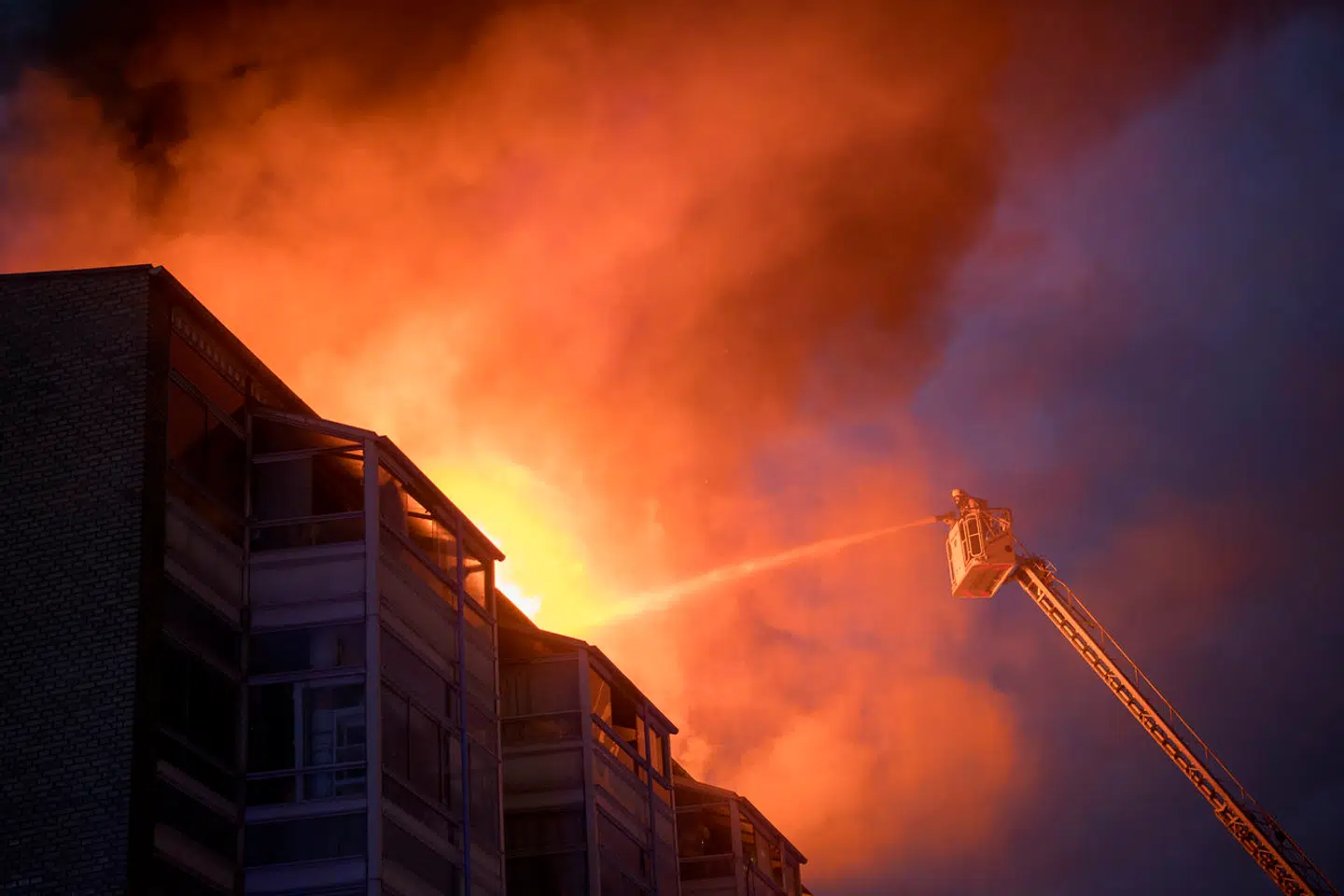 Brandvæsnet i gang med slukningsarbejdet.