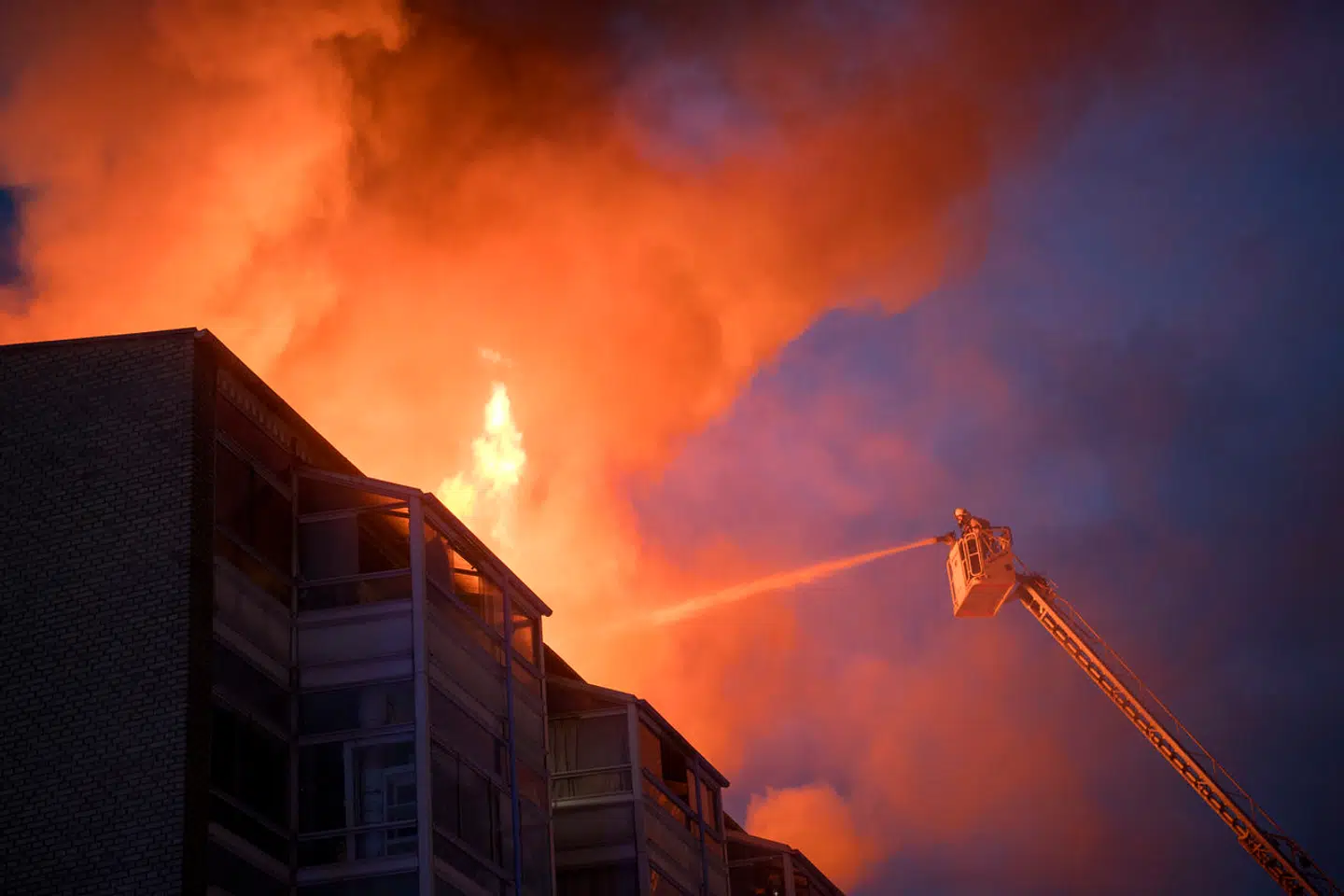 Der stod ti meter høje flammer op fra bygningen, har politiet oplyst ifølge Ritzau. Der er ingen meldinger om, at nogen skulle være kommet til skade.