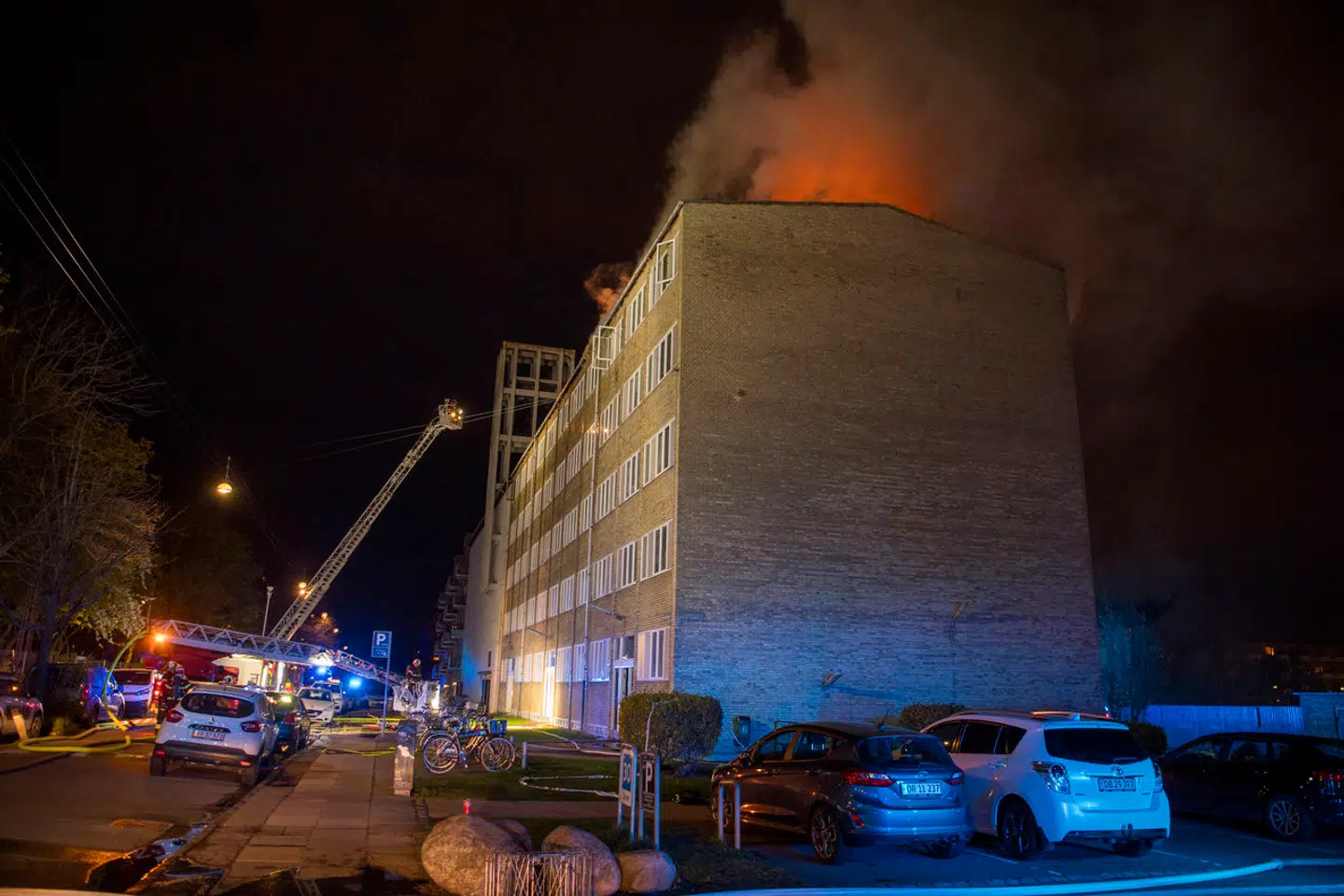 Tre opgange måtte evakueres på grund af branden, har flere medier beskrevet.
