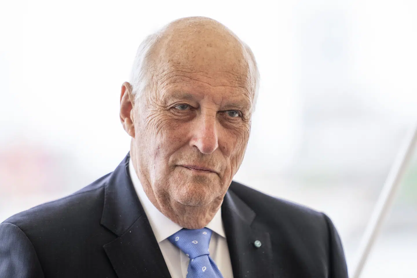 Kong Harald har siddet på den norske trone siden 1991. Han og dronning Sonja har to børn, kronprins Haakon og prinsesse Märtha Louise. Her ses kongen under besøg i Danmark i 2023.