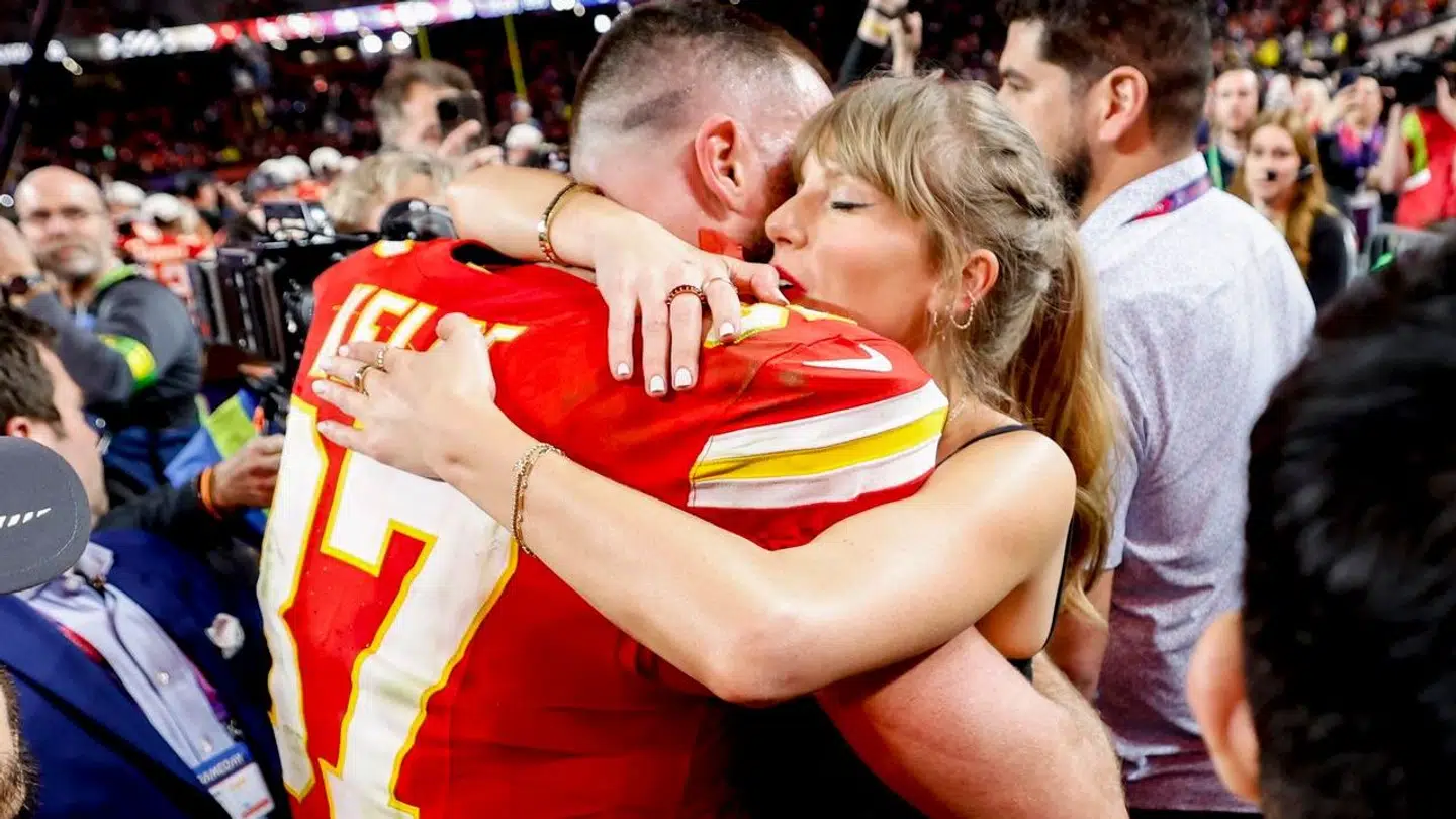 I dag danner Taylor Swift par med Travis Kelce som hun glædeligt viser sig frem med i offentligheden.