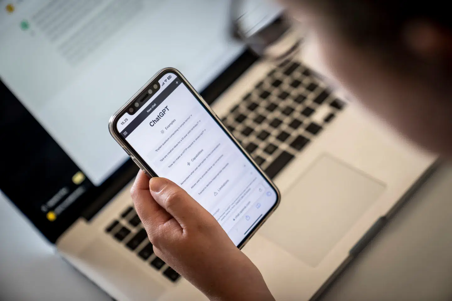 »Selvom analogien måske er lidt speciel, vil jeg her argumentere for, at det netop er en passende sammenligning,« skriver Carsten Lund Pedersen om ChatGPT som »gateway drug«.