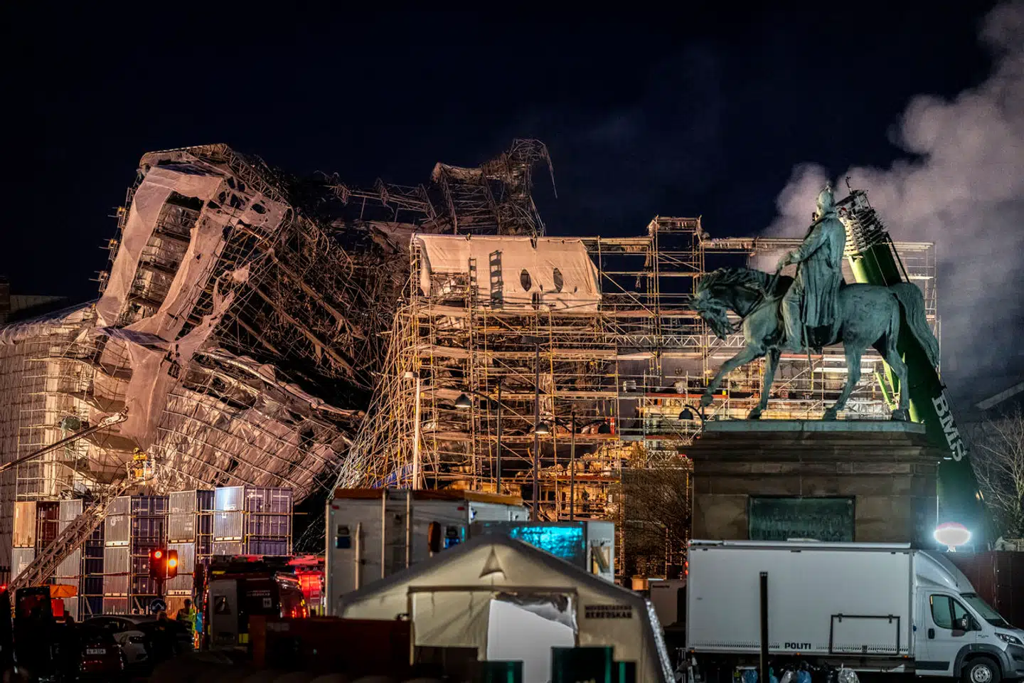 Den første fase af kampen mod flammerne fortsatte i over et døgn. De første 54 minutter var afgørende. To dage efter branden brød ud, kollapsede Børsens ydermur.