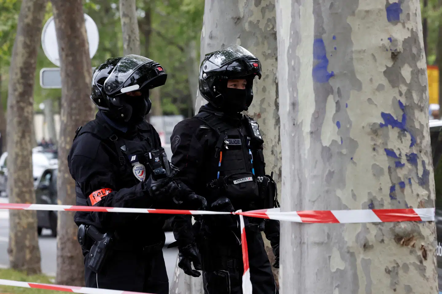 Fransk politi afspærrede område ved iransk konsulat i Paris fredag. Mand truede med at sprænge sig i luften.