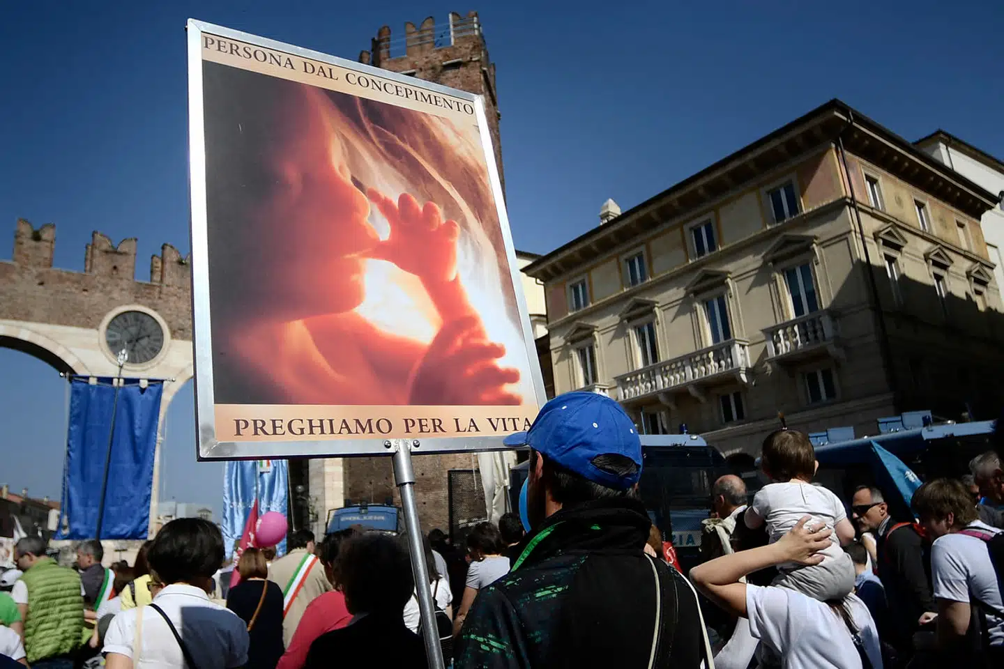 Pro-life-aktivister demonstrerer i den norditalienske by Verona under en såkaldt »March for familien« i 2019. Nu vil den højrenationale regering hyre deres organisationer til at »rådgive« kvinder, der har valgt at abortere.
