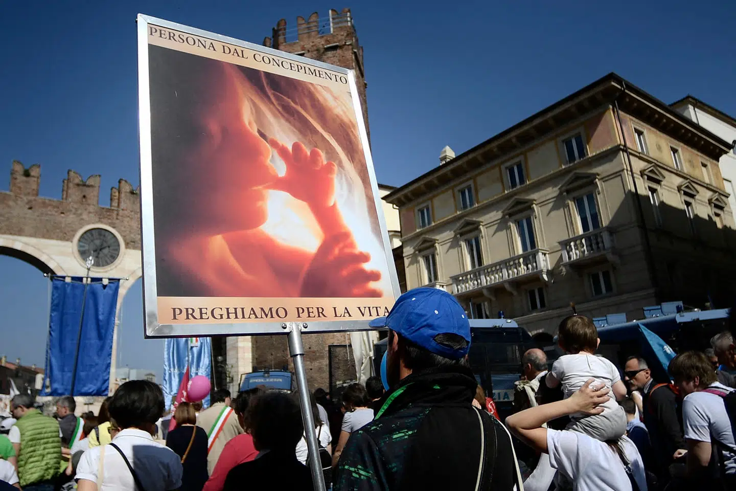 Pro-life-aktivister demonstrerer i den norditalienske by Verona under en såkaldt »March for familien« i 2019. Nu vil den højrenationale regering hyre deres organisationer til at »rådgive« kvinder, der har valgt at abortere.