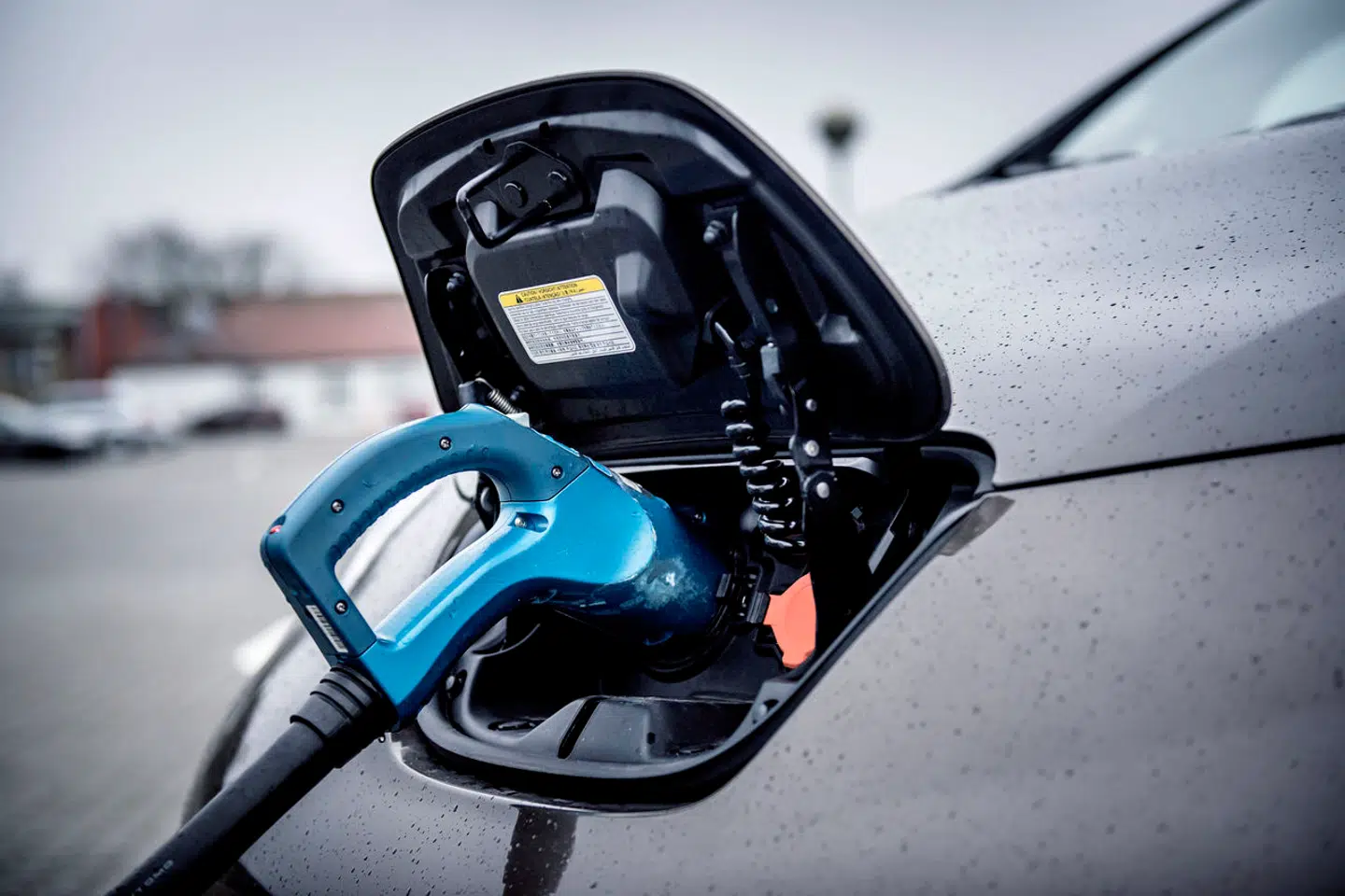 Nissan Leaf ved CLEVER ladestander 9. marts 2016. For tredje år i træk ser salget af elbiler ud til at falde i 2017. Til gengæld har danskerne fået mere smag for såkaldte hybridbiler med el- og benzinmotorer. Det skriver Ritzau.