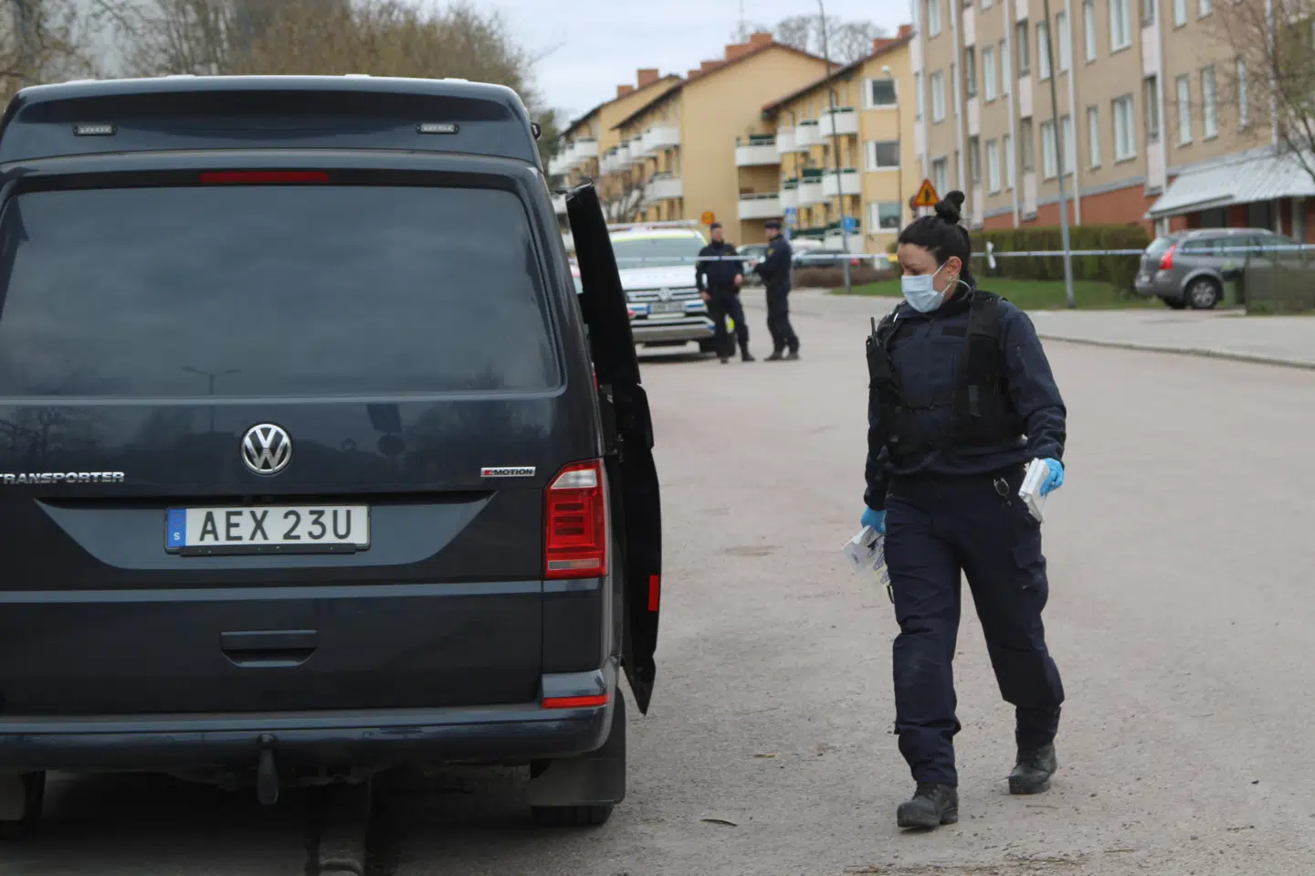 Politiet er i gang med de tekniske undersøgelser på gerningsstedet, efter en mand har angrebet tre ældre kvinder med en skarp genstand, muligvis en kniv.