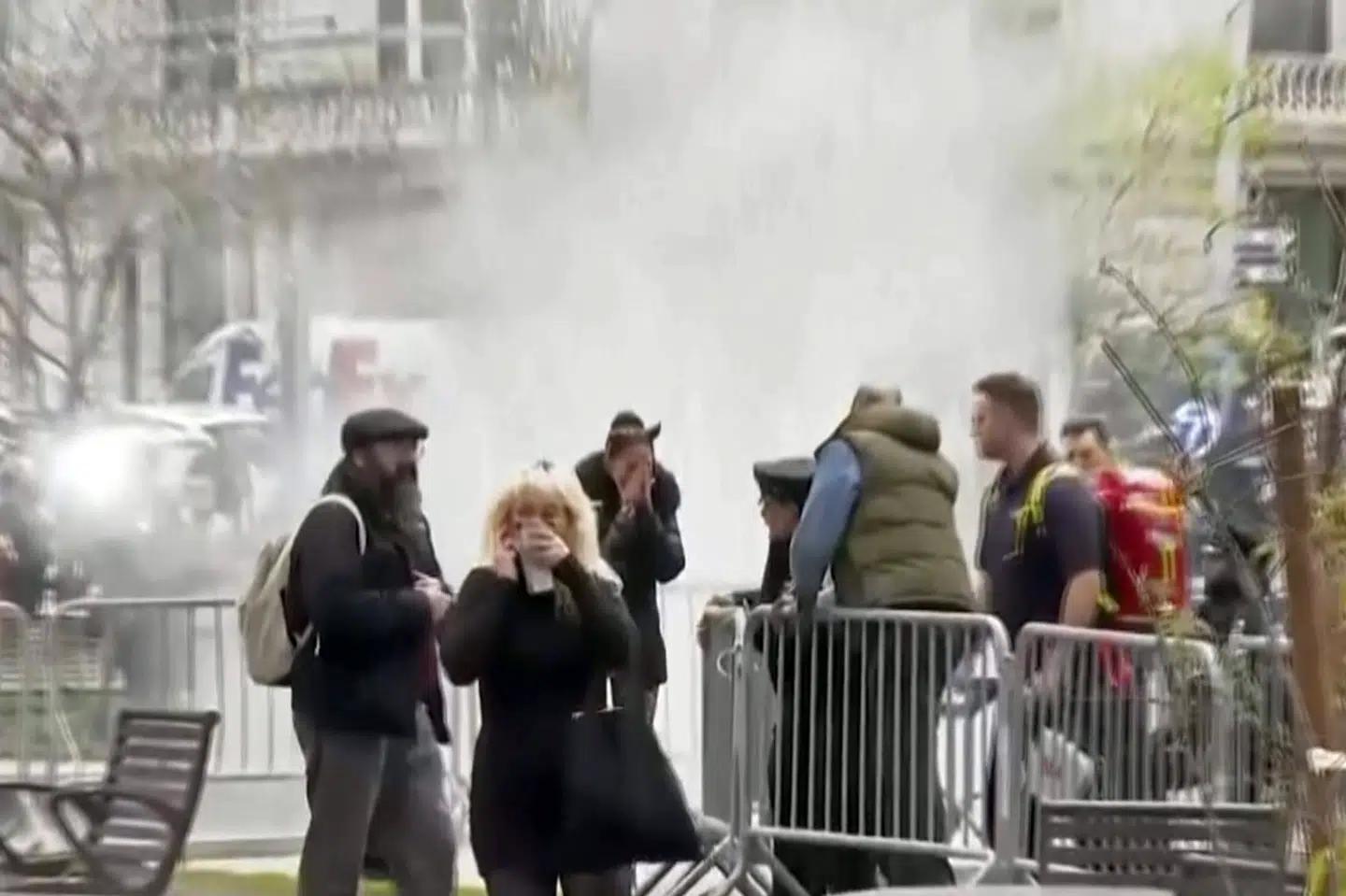 Foto fra videooptagelse af parkområde, hvor en mand fredag satte ild til sig selv, mens en retssag mod ekspræsident Donald Trump var i gang i en nærliggende retsbygning, Trump er anklaget for regnskabssvindel i forbindelse med udbetaling af tys-tys-penge til pornoskuespillerinden Stormy Daniels.