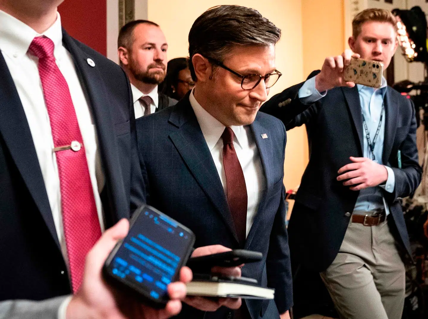 Den republikanske formand for Repræsentanternes Hus, Mike Johnson, halser gennem en flom af journalister på vej til afstemningen. Johnson har partifæller, der ønsker ham afsat efter afstemningen, der nyder opbakning fra både demokrater og republikanere.