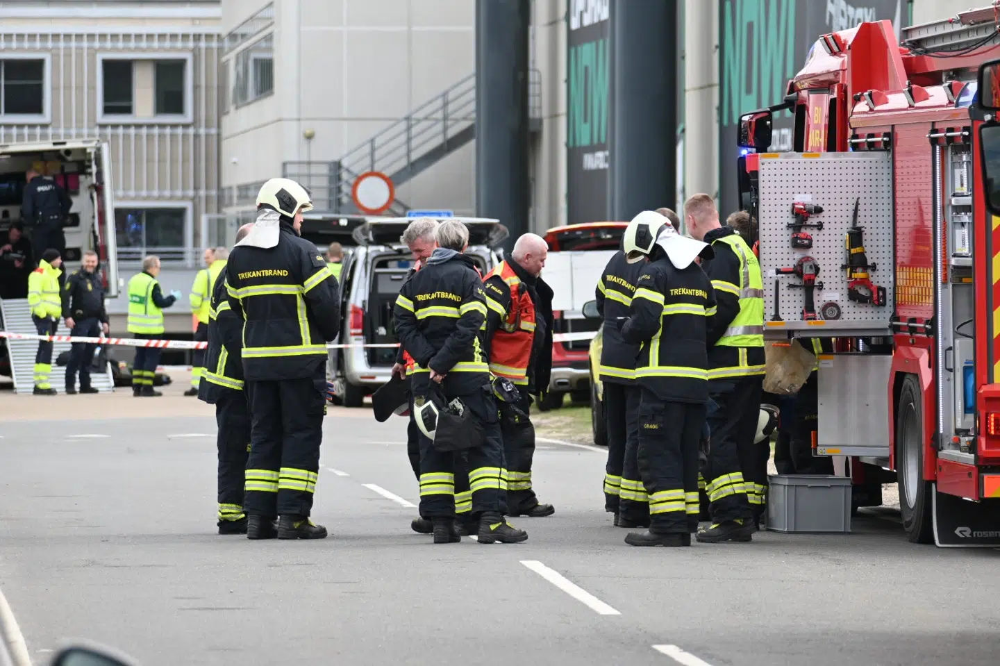 Politi og brandvæsen var lørdag til stede ved Billund Lufthavn efter en bombetrussel. En mand er søndag varetægtsfængslet i sagen.