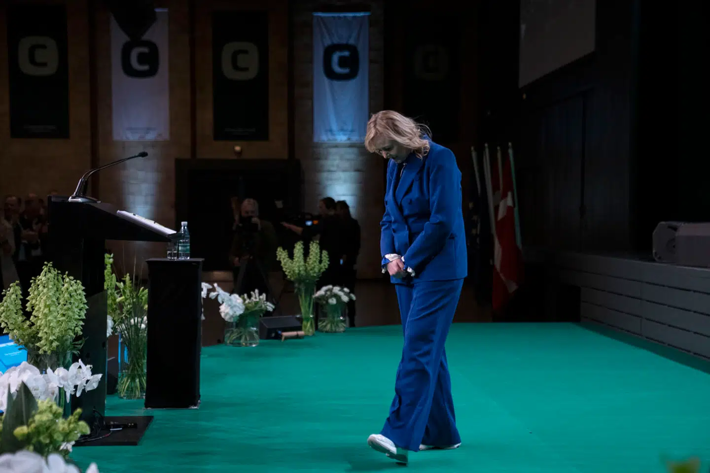 Mona Juul var dybt bevæget, da hun blev valgt til formand på det konservative landsråd i Herning. Men inden hun gik af scenen, havde hun flere gange fået salen til at grine.