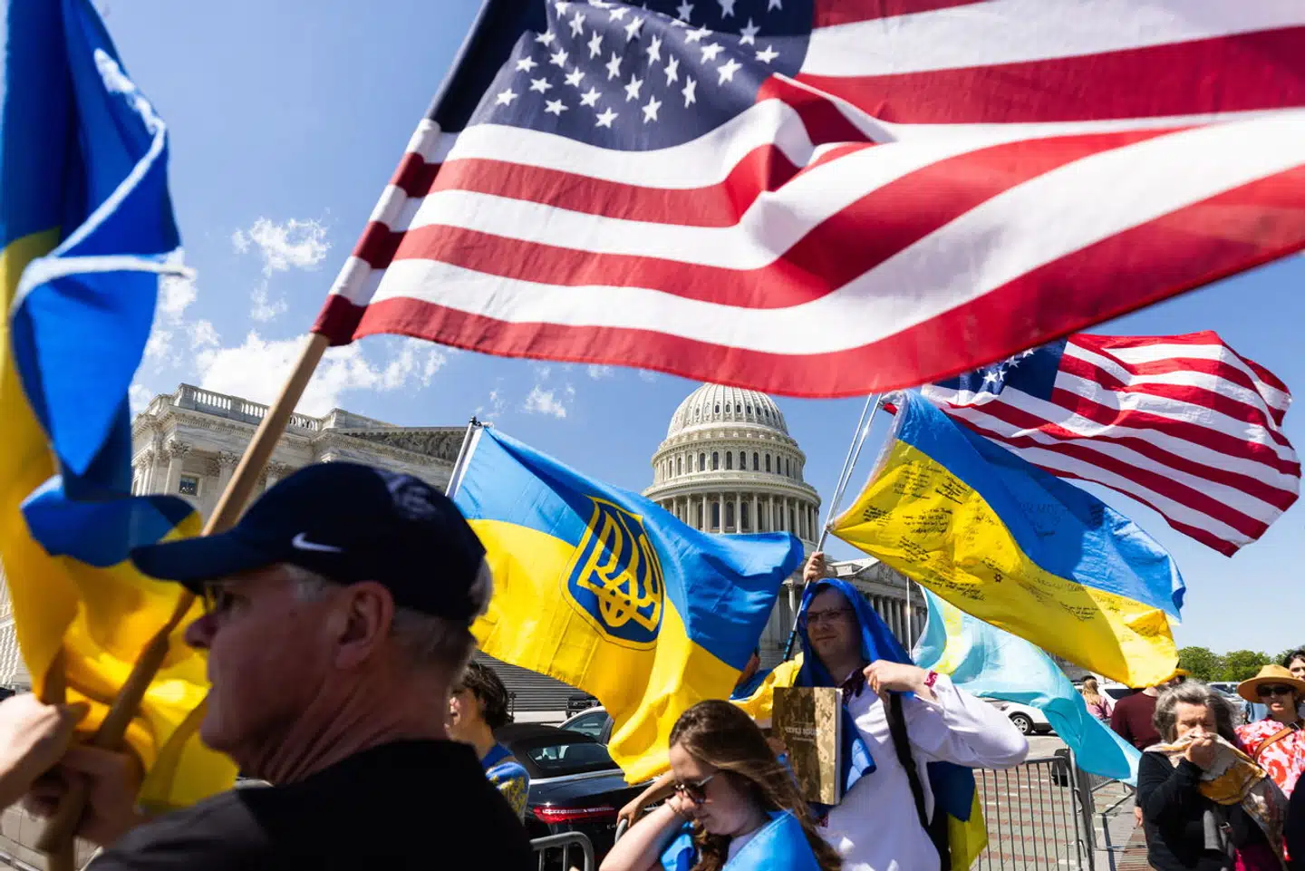 Det ukrainske flag blev fundet frem lørdag. Der er hjælp på vej fra USA til Ukraine.