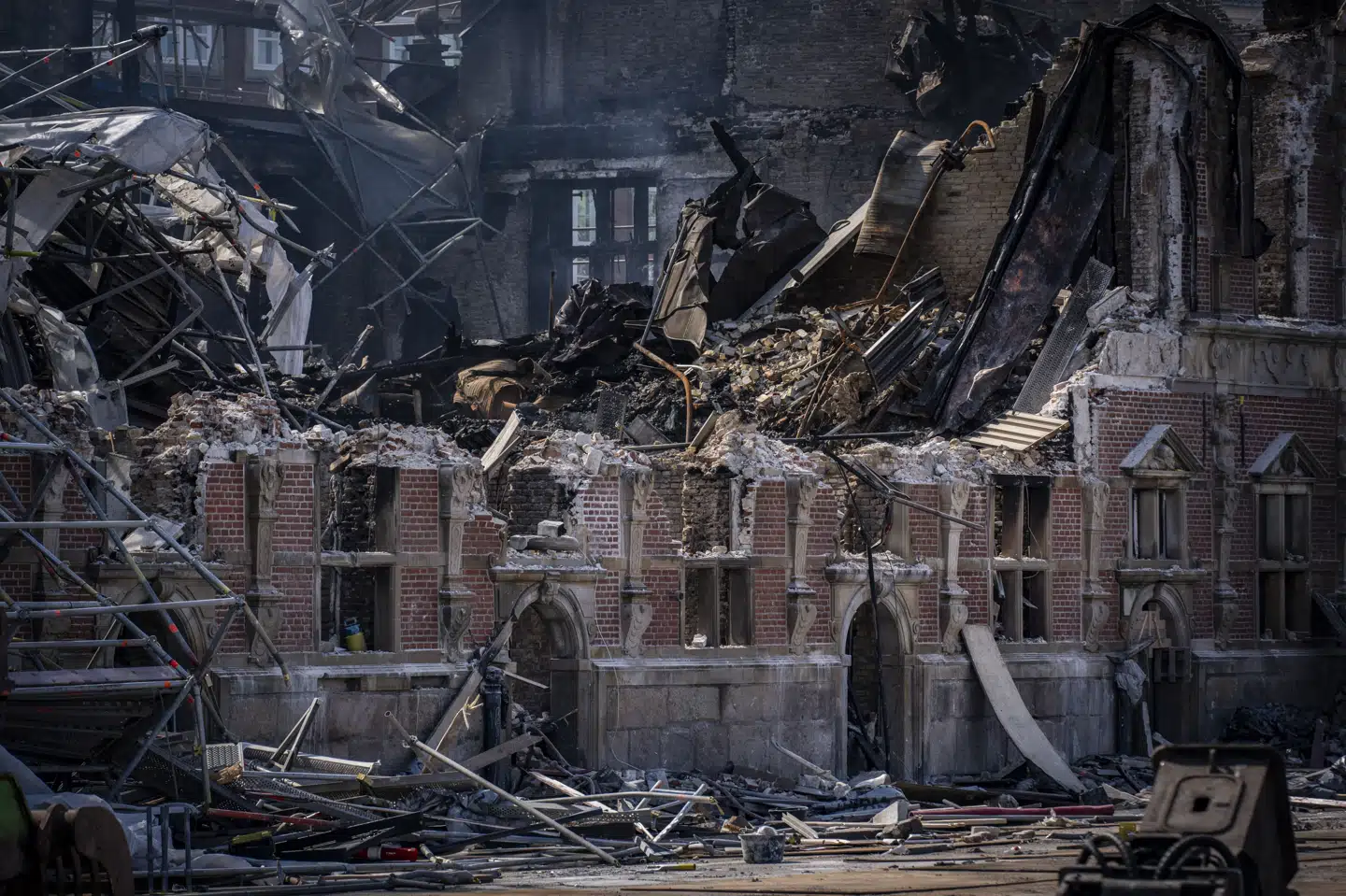 Politiet vil løbende tage stilling til, hvornår tilbageværende afspærringer vil blive ophævet i området omkring Børsen, mens oprydningsarbejdet fortsætter.