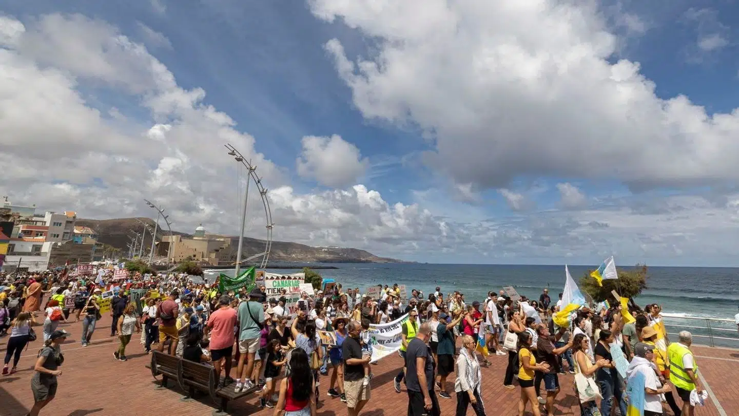 Her ses demonstranter på en strand ved Las Palmas, hvor Ann-Catrin Martinsson bor.