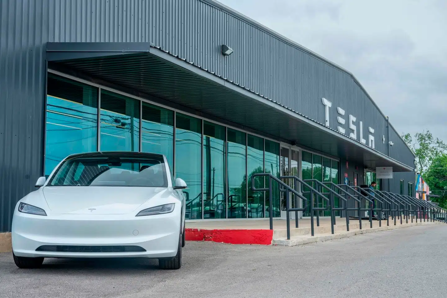 Tesla sænker prisen på begge versioner af Model 3. Både modellen med standard rækkevidde og den med længere rækkevidde koster nu 14.000 kroner mindre end før.