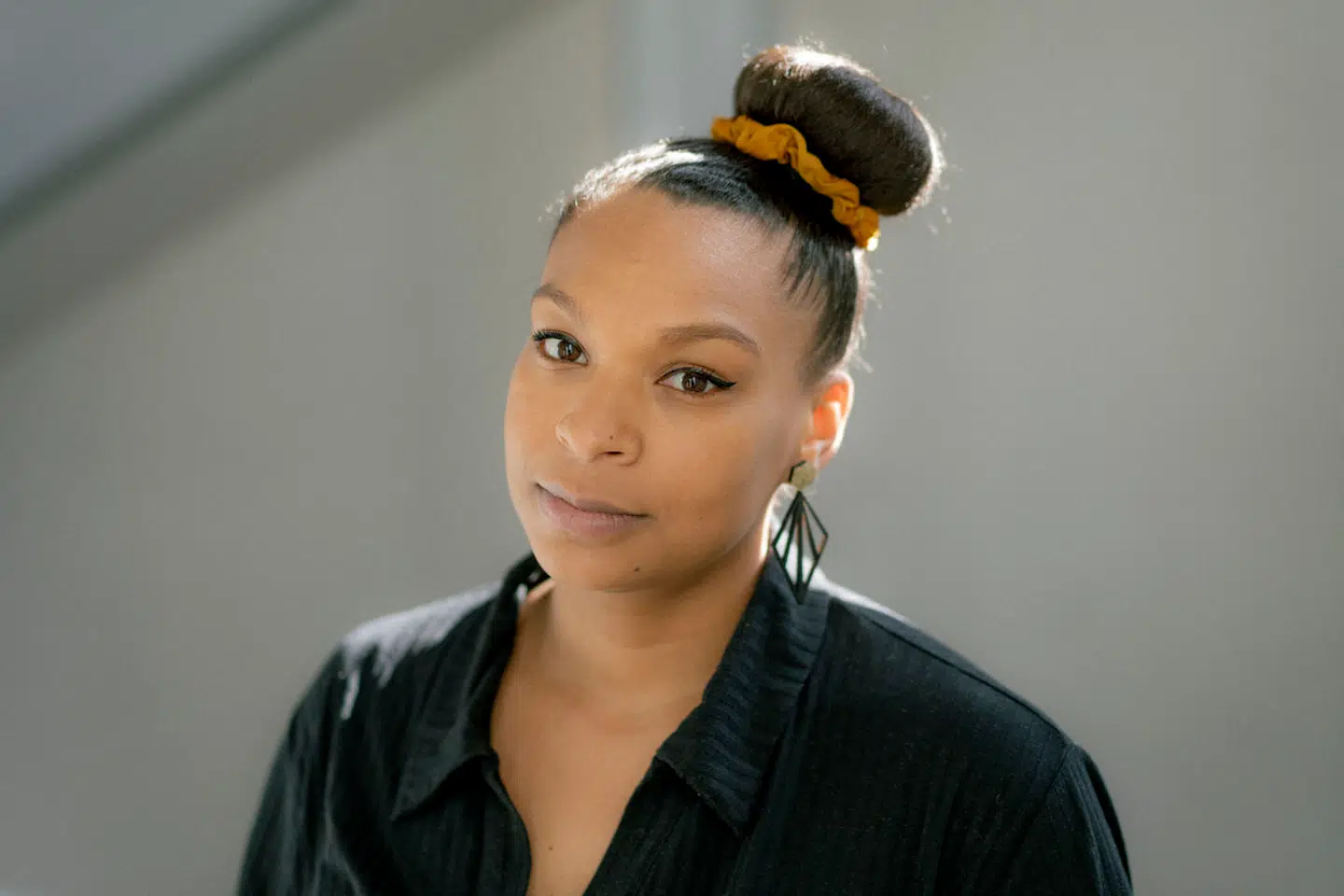 33-årige Aminata Amanda Corr er uddannet bibliotekar. Hun har tidligere været freelanceskribent på Weekendavisen og B.T. og radiovært på P1.