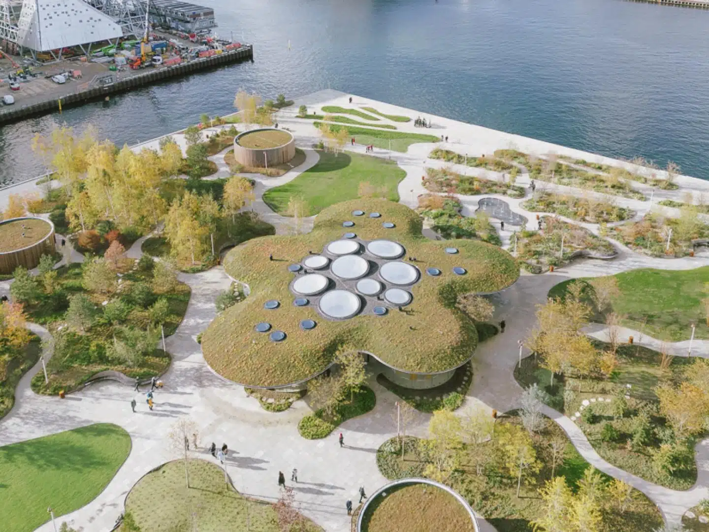 Operaparken er nyt grønt frirum midt i Københavns Havn, og det er ét af de otte nominerede byggerier i København.