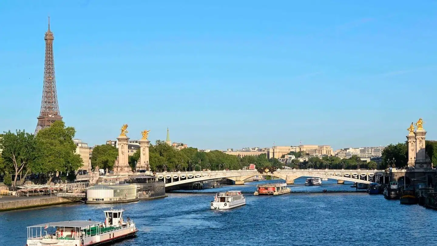 Seinen slanger sig gennem Paris.