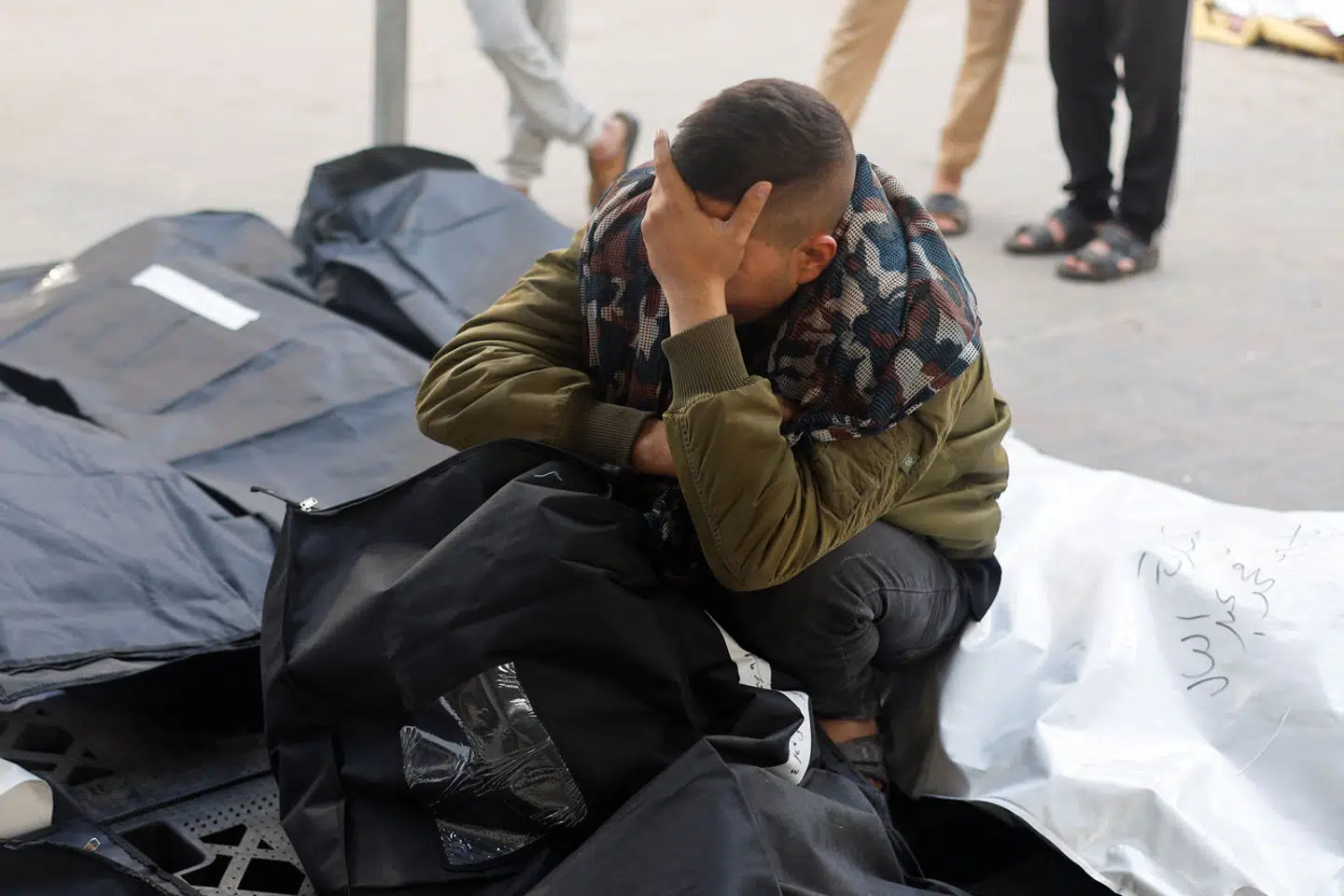 En palæstinensisk mand sørger over ofre efter Israels angreb mod Rafah i weekenden.