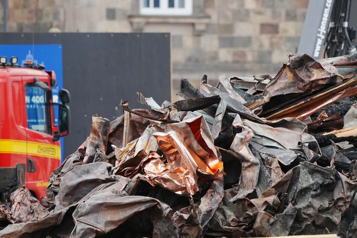 Byggeplads ved Børsen mandag. Hovedstadens Beredskab er ved at være færdig med sit arbejde omkring Børsen og overlader nu bygningen til håndværkere og politiets teknikere, som skal forsøge at finde brandårsag.