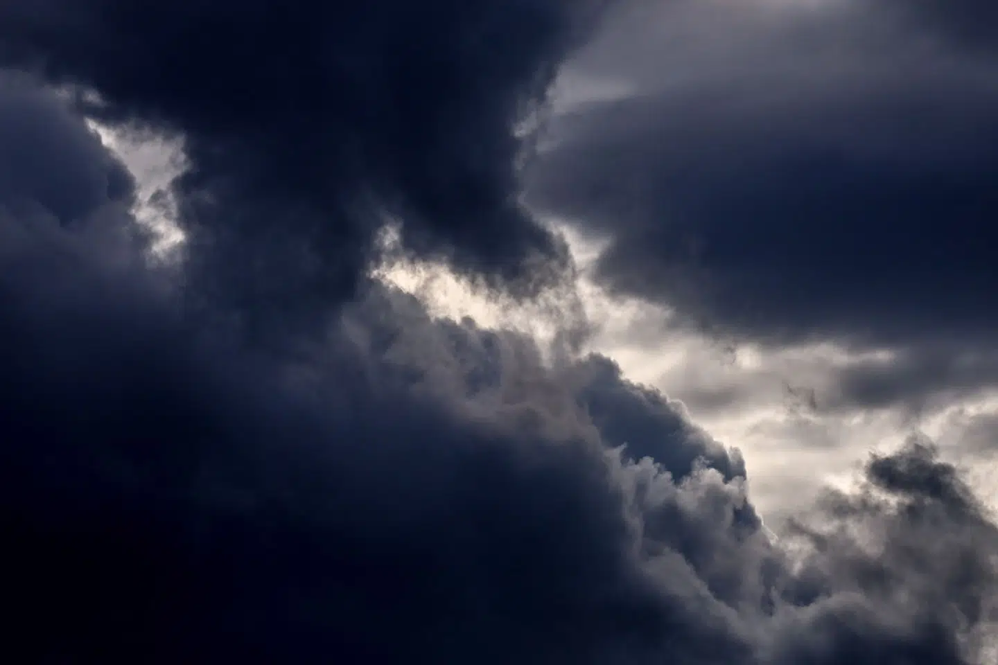 epa11292277 Dark clouds form in the sky during a rainy evening in Berlin, Germany, 21 April 2024. Meteorologists predict rainy weather with temperatures around 07 degrees Celsius in the next few days in the German capital. EPA/FILIP SINGER