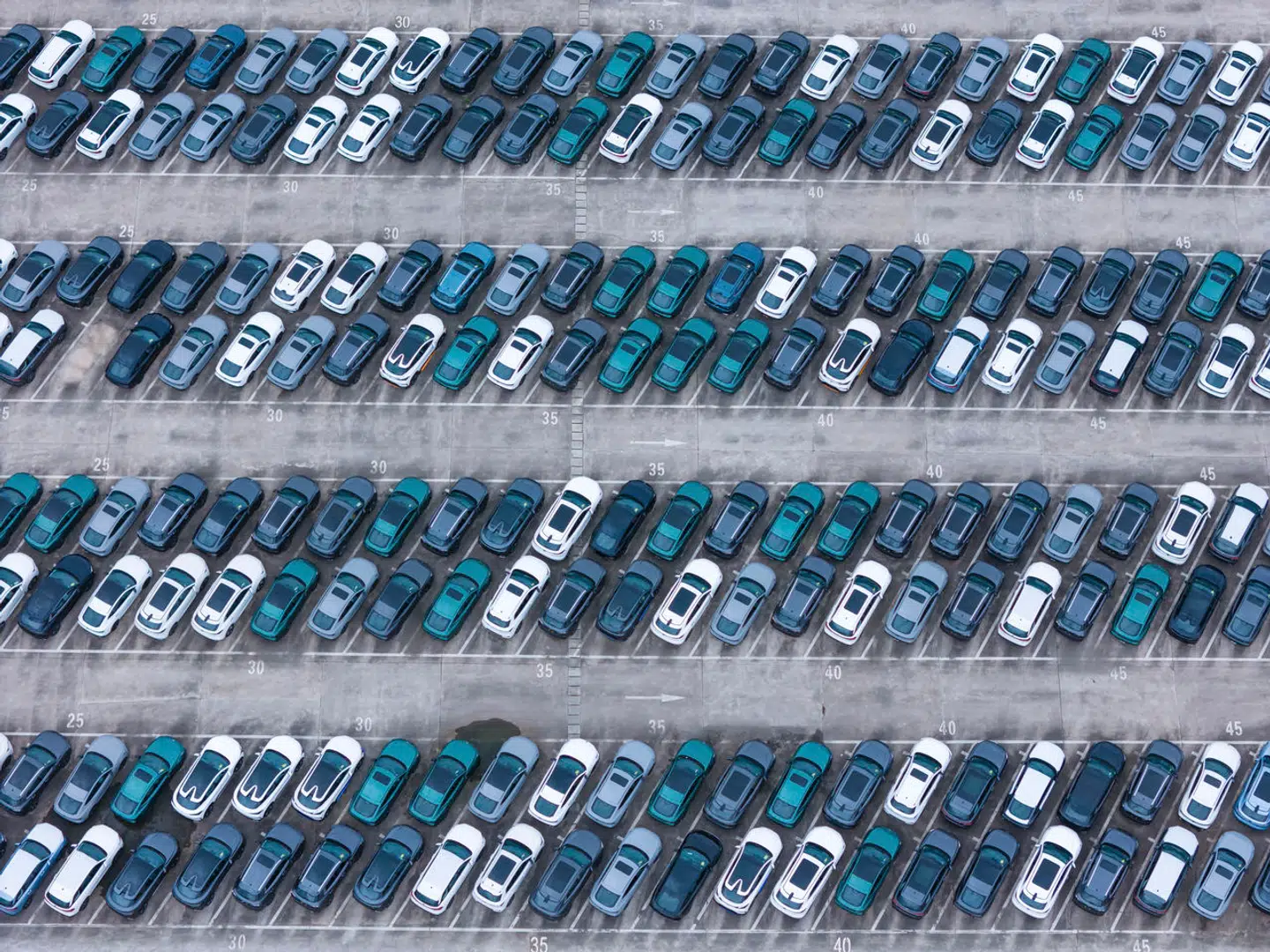 Efter Tesla søndag sænkede sine priser, gør en kinesisk konkurrent nu det samme. Dermed er en ny runde af prisnedsættelser på elbilmarkedet udløst.