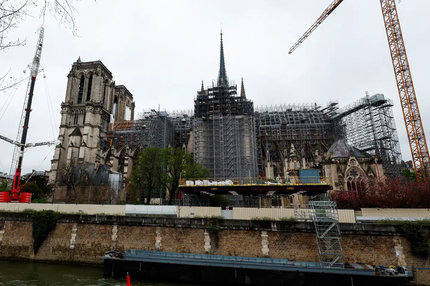 15. april 2019 brændte Notre Dame i Paris. Det er planen, at katedralen skal genåbne 8. december i år. En række fonde har bidraget til genopbygningen. (Arkivfoto).