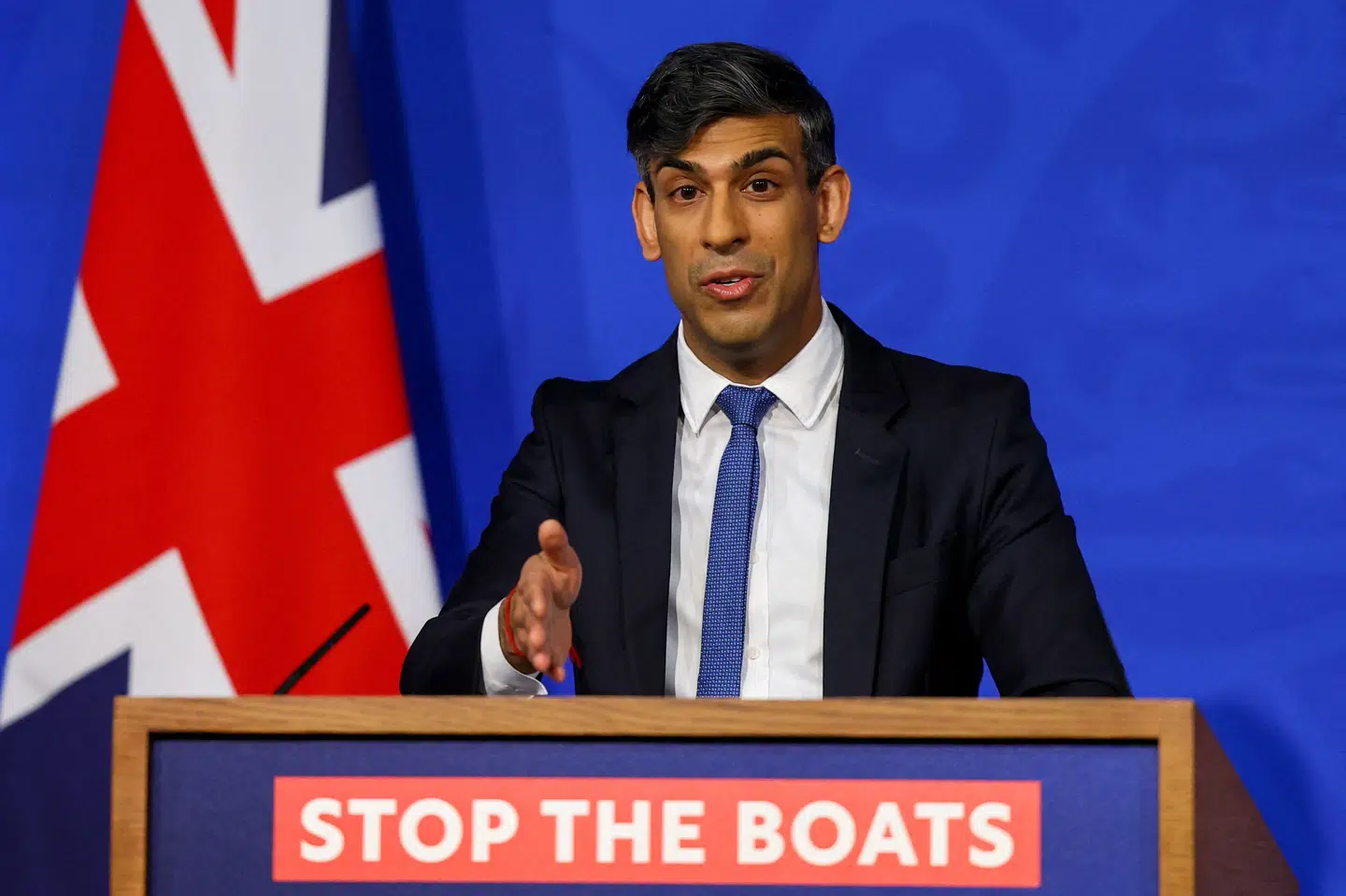 Premierminister Rishi Sunak fortæller på et pressemøde, at der er chartret fly og uddannet personale til at flyve asylansøgere til Rwanda senest i juli.