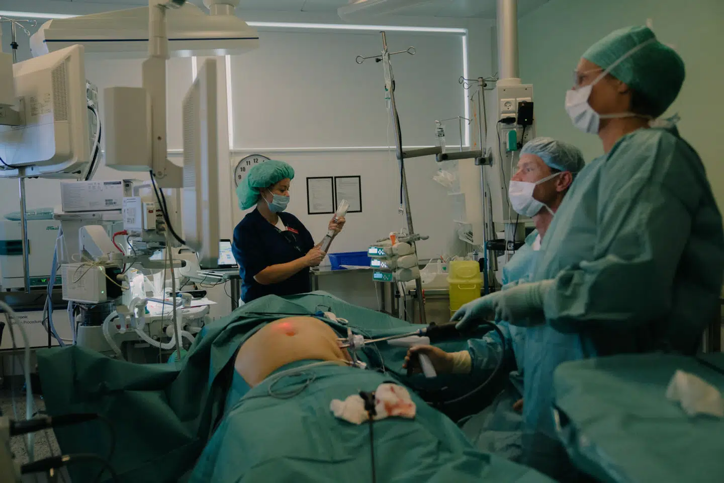 Op mod en kvart million patienter er de seneste år blevet henvist til behandling på privathospitaler, fordi ventelisterne på de offentlige sygehuse er skudt i vejret. Nu bremses der op.