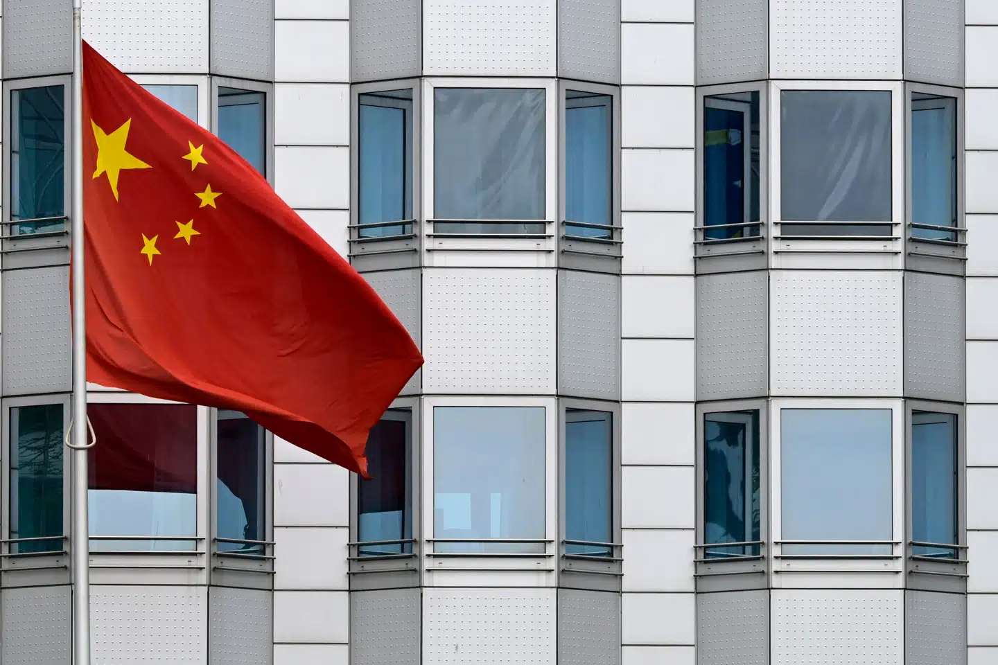 Den kinesiske ambassade i Berlin afviser spionagemistanken mod Kina. Tyskland opfordres til ikke at "udnytte beskyldningen til politisk at manipulere Kinas omdømme". Her ses det kinesiske flag foran ambassaden mandag.