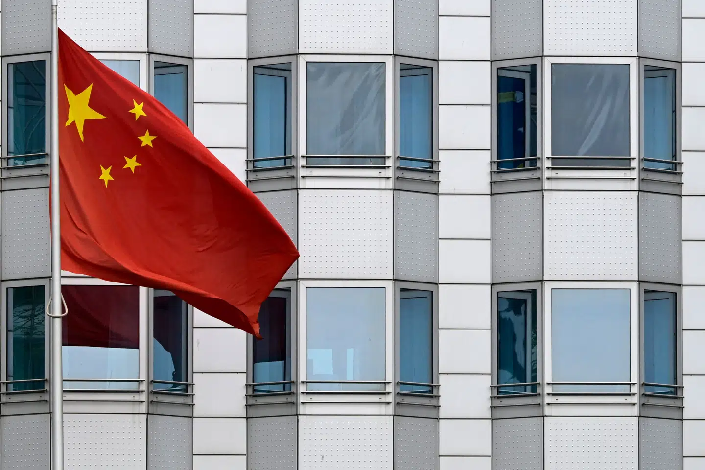 Den kinesiske ambassade i Berlin afviser spionagemistanken mod Kina. Tyskland opfordres til ikke at "udnytte beskyldningen til politisk at manipulere Kinas omdømme". Her ses det kinesiske flag foran ambassaden mandag.