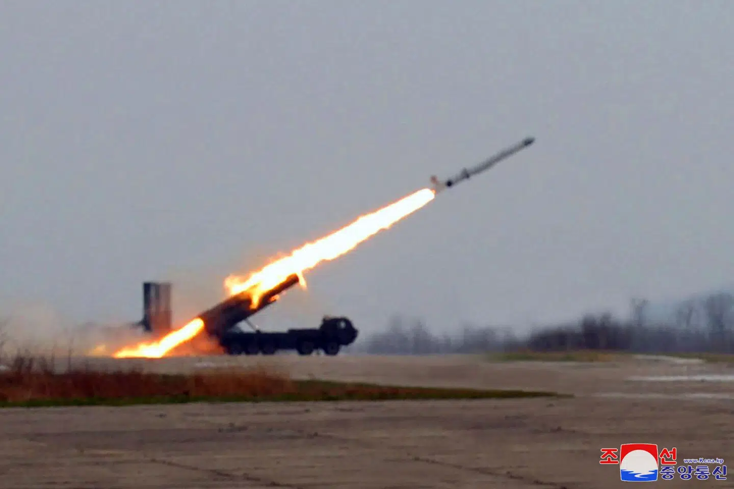 Nordkoreansk forsvar gennemfører her en øvelse med missilet Hwasal-1 Ra-3. Det er et slags missil, som kan bære enormt store sprænghoveder. (Arkivfoto).