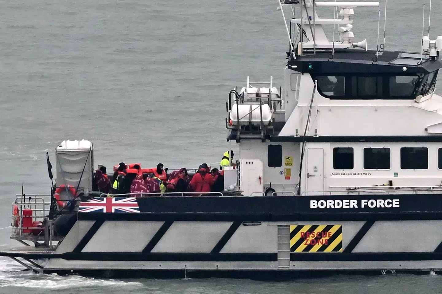 Den britiske premierminister, Rishi Sunak, har lovet at stoppe migrantbådene, der krydser Den Engelske Kanal. I 2023 krydsede næsten 30.000 migranter farvandet fra Frankrig. (Arkivfoto)