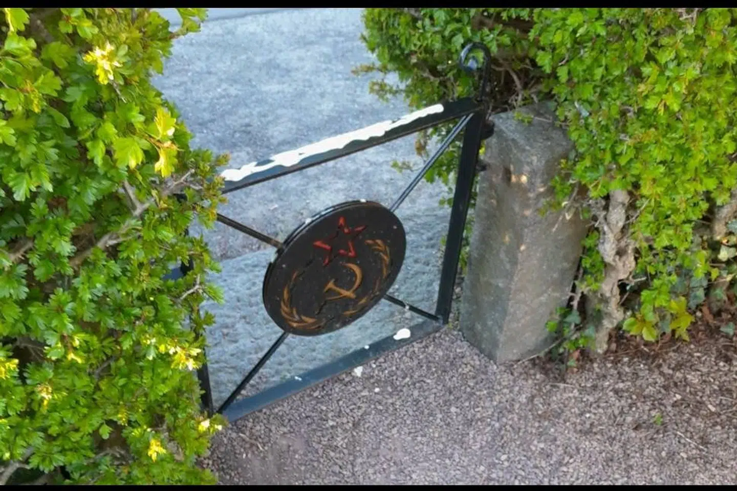 Det er denne støbejernslåge med et sovjetisk symbol, der er forsvundet fra Allinge Kirkegård på Bornholm. Derudover er der for tredje år i træk udøvet hærværk mod et russisk krigsmonument.