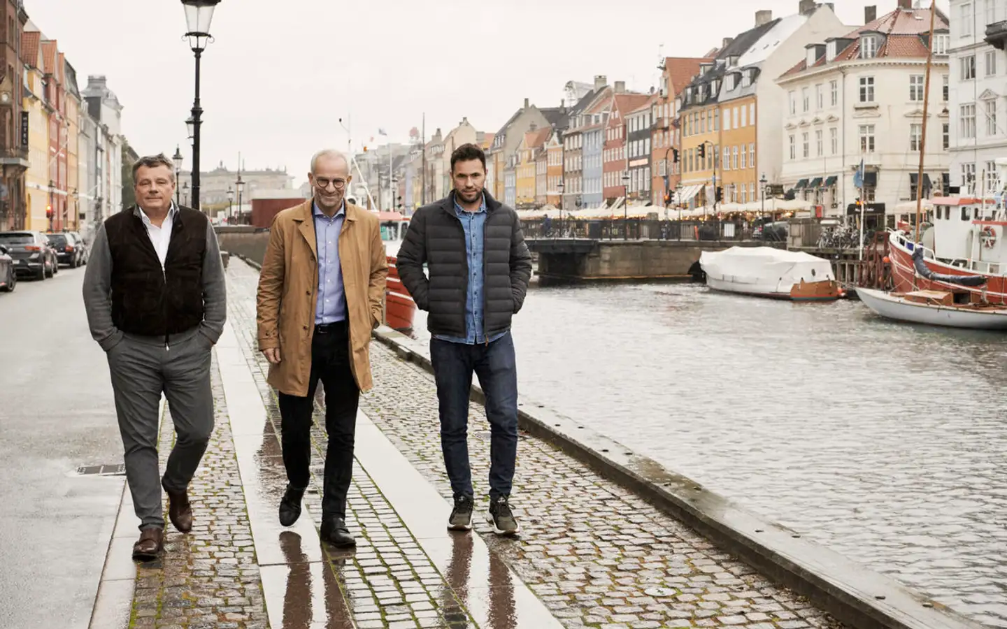 Jeppe Christiansen (midten) i Nyhavn med Bellabeat-direktør Sandro Mur og den danske erhvervsmand Peter Warnøe (tv.). Både Warnøe og Christiansen har for nylig trukket sig fra bestyrelsen i Bellabeat.