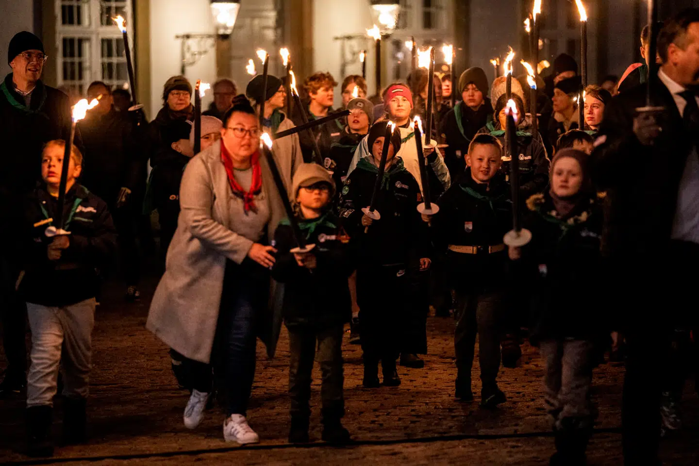 Siden 1988 har borgerne i Fredensborg taget imod dronning Margrethe med fakler, når hun skiftede residens til Fredensborg Slot. Men når kong Frederik og dronning Mary for første gang som kongepar til sommer flytter til den nordsjællandske residens, bliver det uden det traditionsrige fakkeloptog.