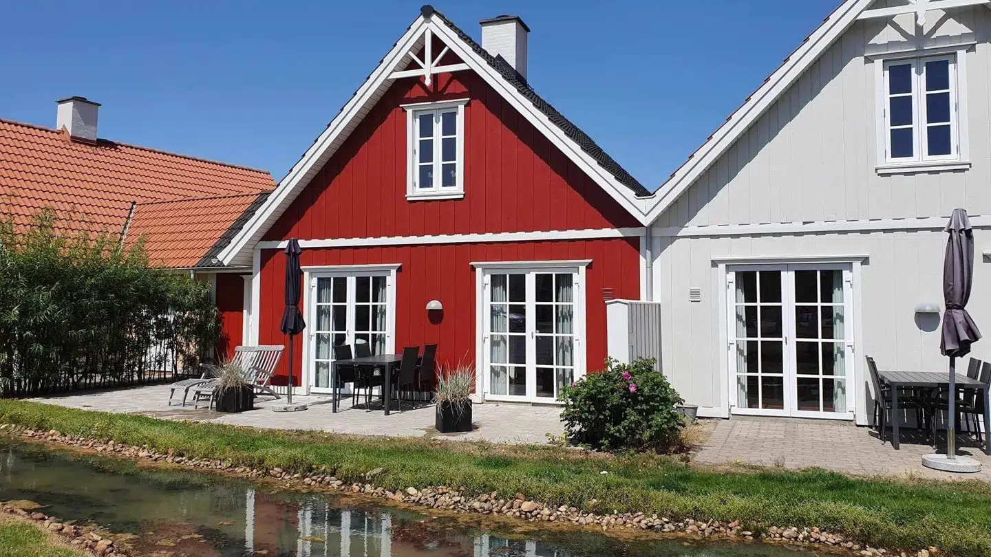 Annette Holger Haarby og hendes mand er færdige med at udleje deres røde sommerhus gennem DanCenter, og har nu fundet et andet sommerhusudlejningsfirma.